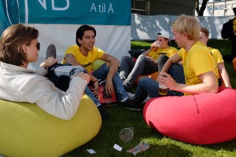Fadderfestivalen på campus handler om å bli kjent med nye medstudenter og Universitetet. På Fadderfestivalen får nye studenter en gul T-skjorte, og faddere er ikledd lilla.