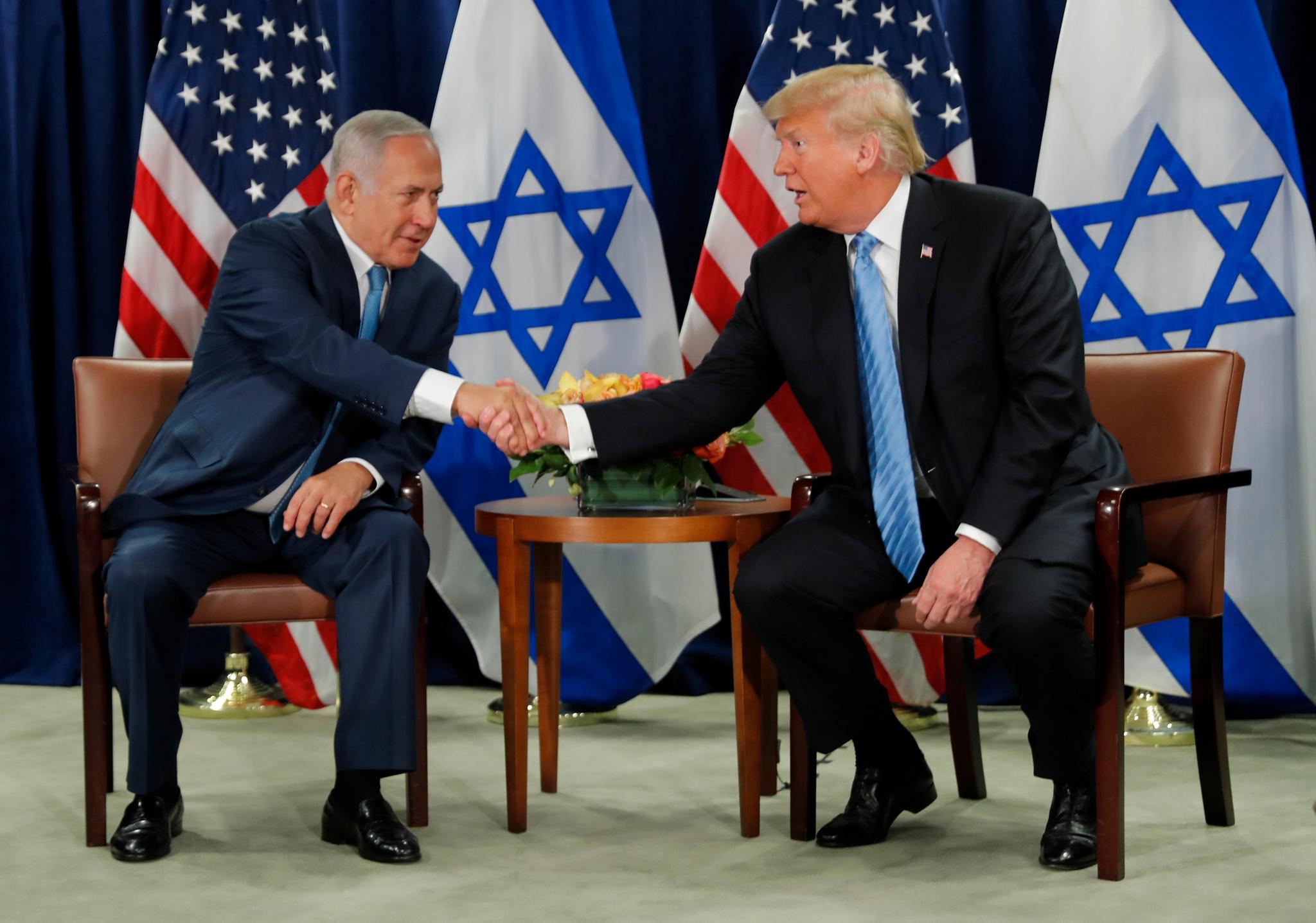 Israels statsminister Benjamin Netanyahu håndhilser med USAs president Donald Trump i New York den 26. september.
