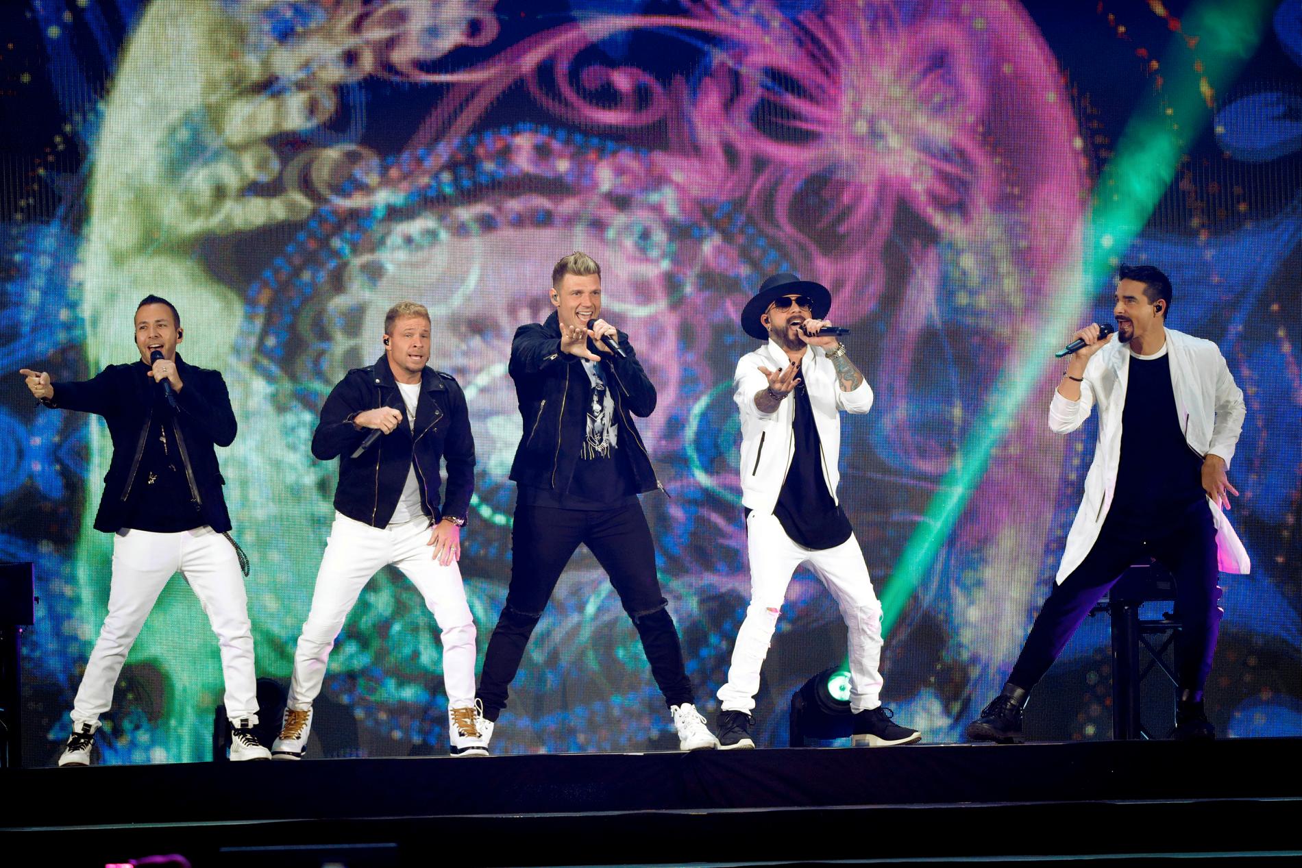 Backstreet Boys er med på super-nettkonsert ledet av sjølvaste Elton John. Da spørs det om de får lov å stå så tett som her, under fjorårets iHeart Radio Music Festival.