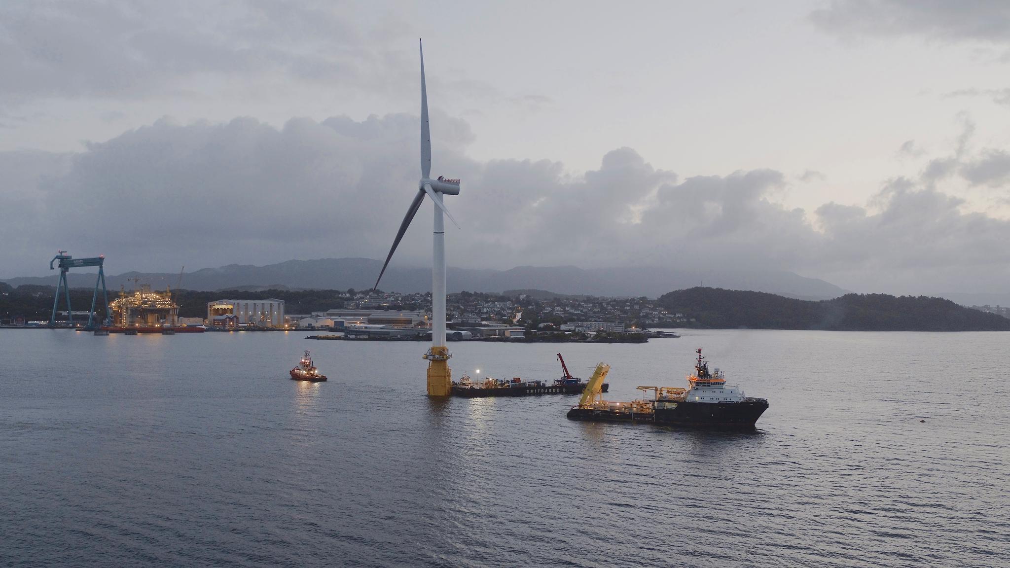Statoil/Equinor bygget verdens første flytende vindpark utenfor kysten av Skottland. Hywind Scotland leverer nå strøm til det skotske strømnettet. Vindmøllene ble satt sammen og slept ut fra Stord.