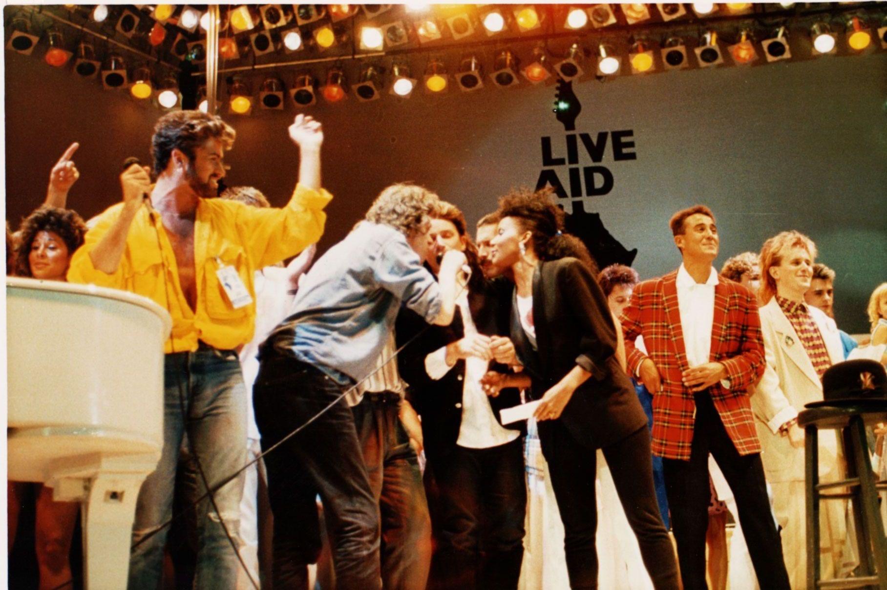 En stor gruppe kjente artister deltok på Live Aid-konserten på Wembley i London i 1985 for å samle inn penger til krisen. F.v.: George Michael, Bob Geldof, Bono, Freddie Mercury, Andrew Ridgley og Howard Jones. 