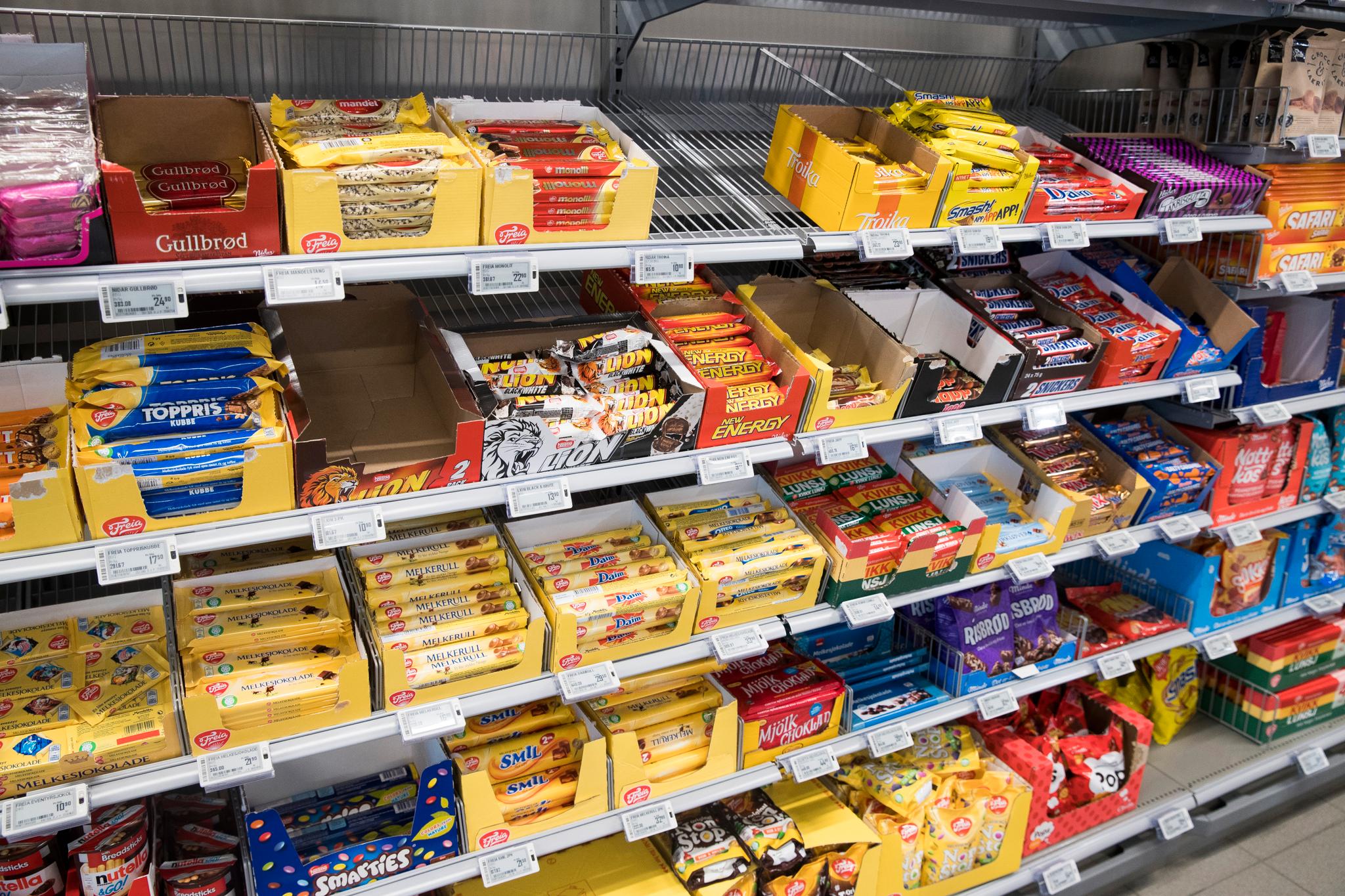 De fleste dagligvarebutikker i Norge har hyller som bugner av sjokolade og andre godterier. I Storbritannia foreslås det å fjerne søtsaker i nærheten av kassene.