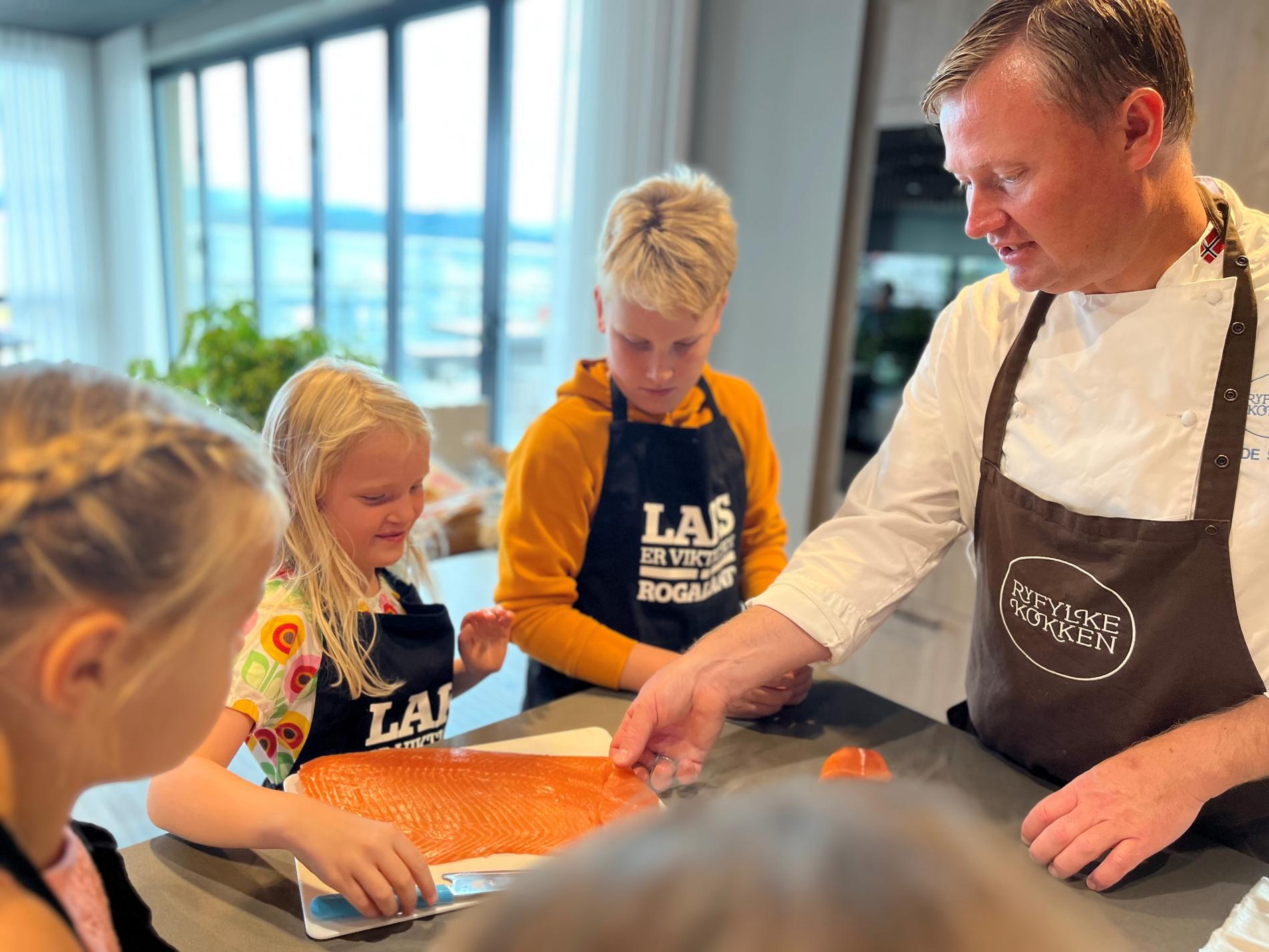 Louise og Sømjo Bråtveit på kokkekurs for barn med Ryfylkekokken Frode Selvaag