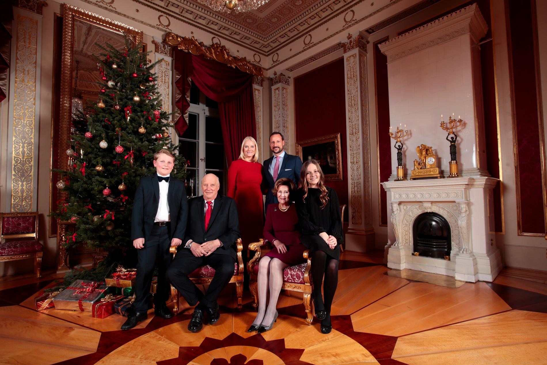 SAMLET: Det var julestemning på Slottet under den tradisjonelle julefotograferingen. Fra venstre: Prins Sverre Magnus, kong Harald, kronprinsesse Mette-Marit, kronprins Haakon, dronning Sonja og prinsesse Ingrid Alexandra. 