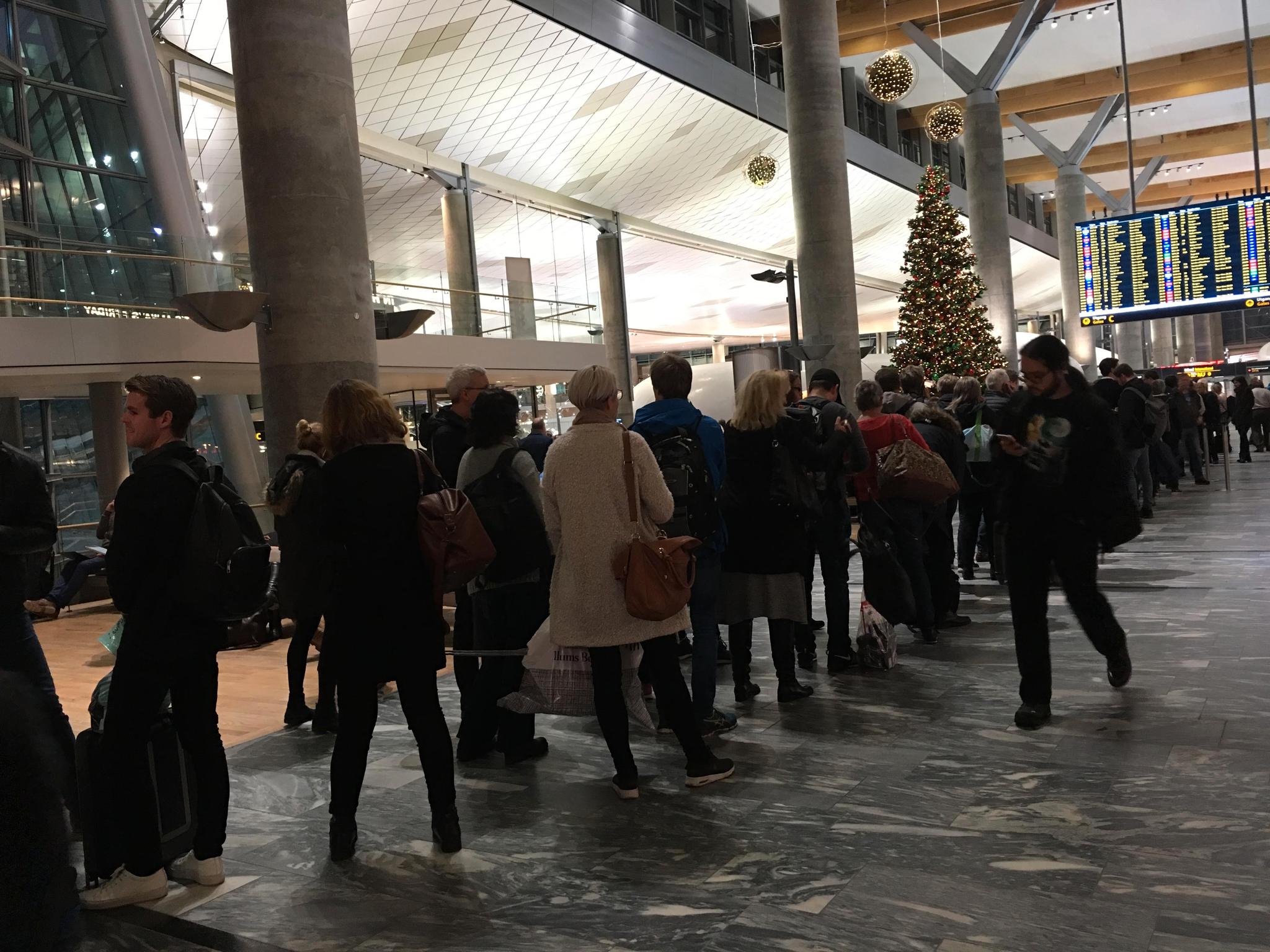 Det har vært store forsinkelser, lange køer og mange kanselleringer på Oslo Lufthavn 