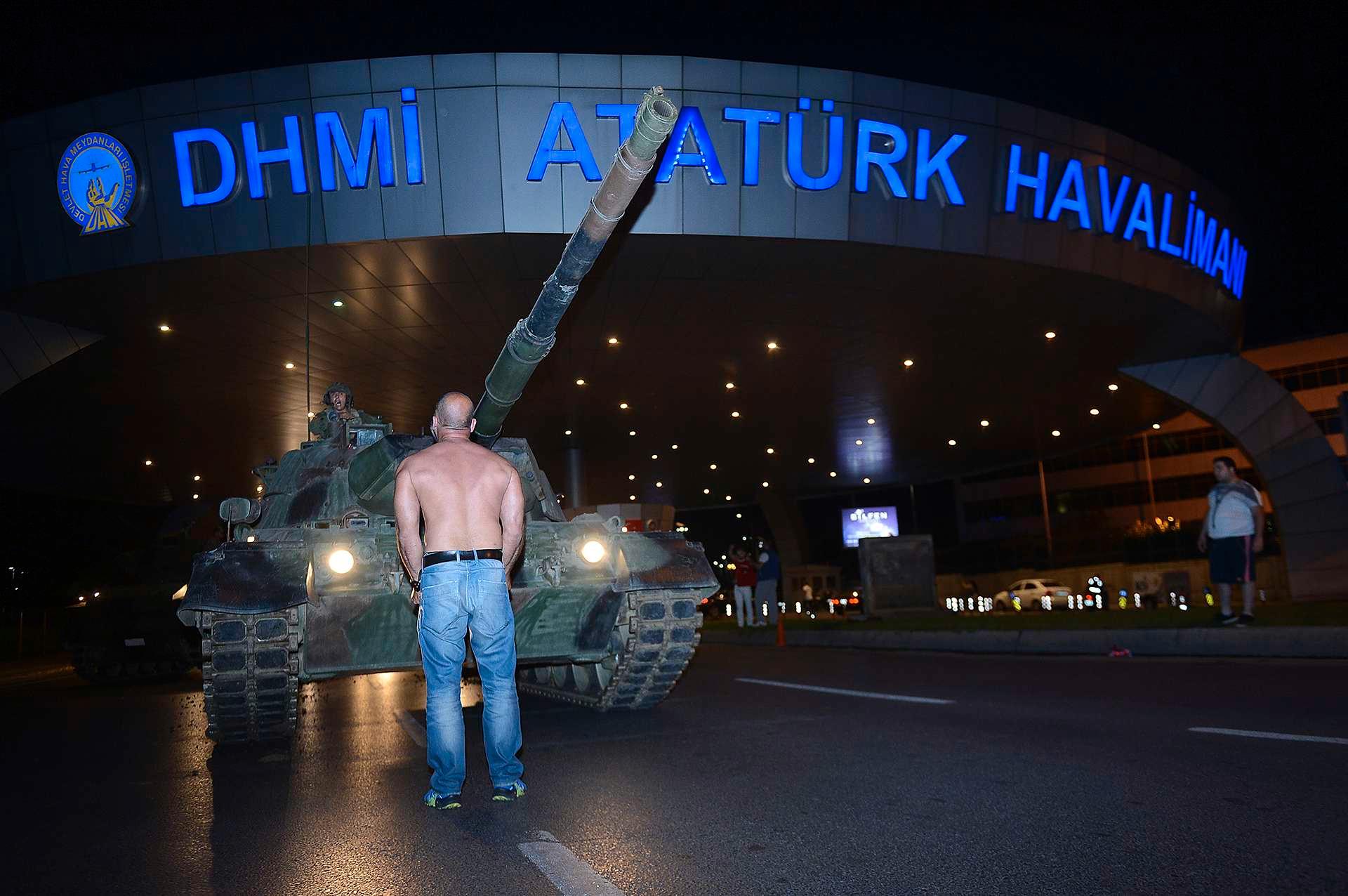 Vanlig mann møter stridsvogn. Slike scener har verden sett før - og i natt skjedde det på Atatürk-flyplassen i Istanbul.