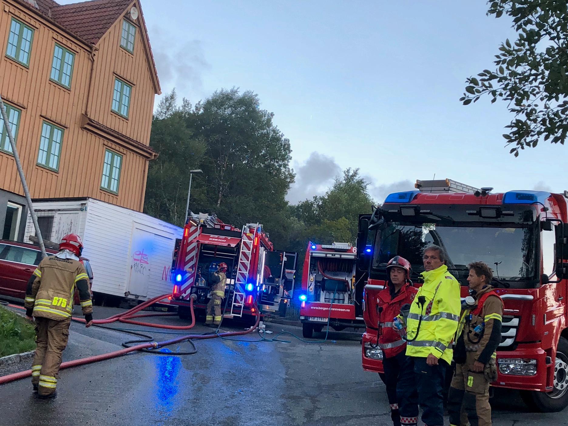 STORE MANNSKAPER: Åtte brannbiler rykket ut til brannen i morges på Gyldenpris. I gul jakke brigadeleder Frode Bødtker.  