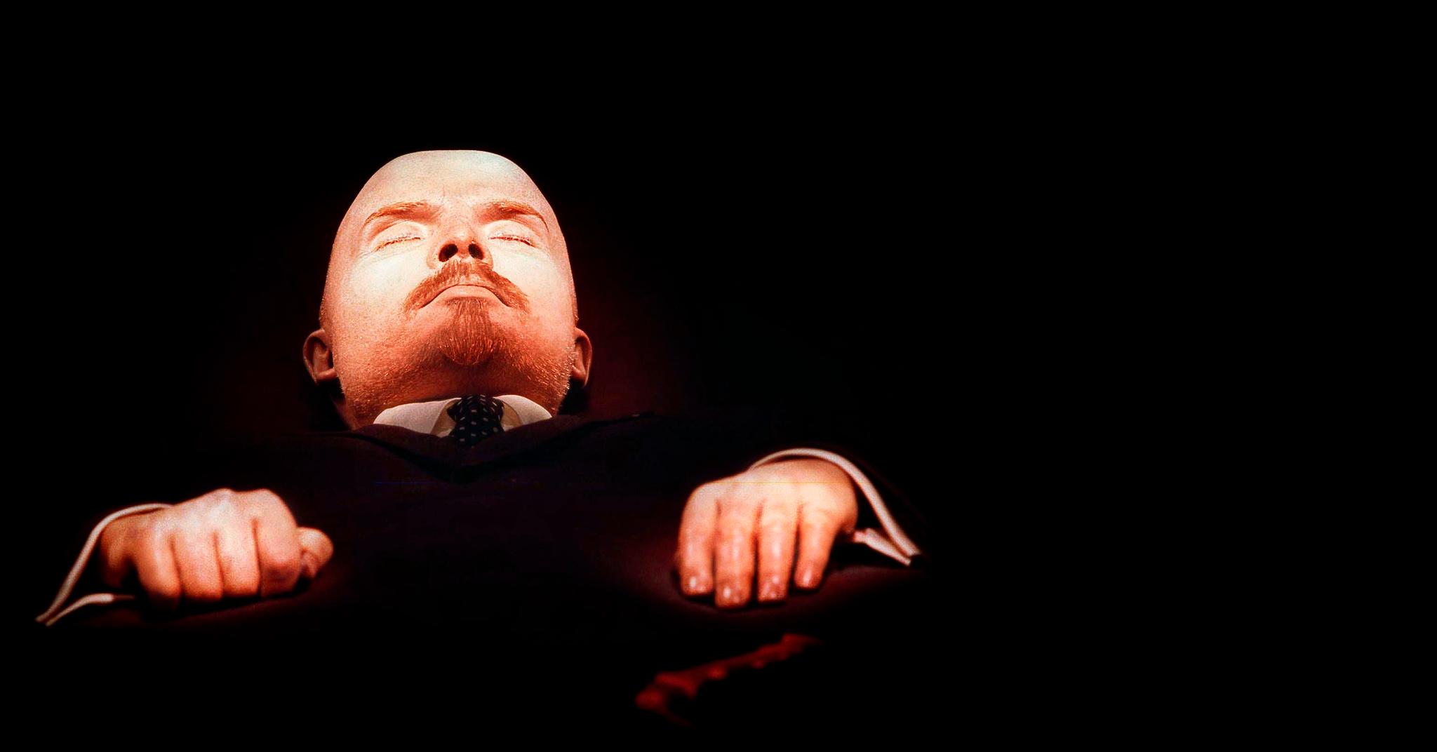 Sovjetunionens grunnlegger Vladimir Lenin ligger balsamert i et gravkammer på Den røde plass i Moskva. Her er han fotografert i 1997. Et team av eksperter sørger for at Lenin fremdeles er presentabel for de mange som kommer for å se liket av ham.