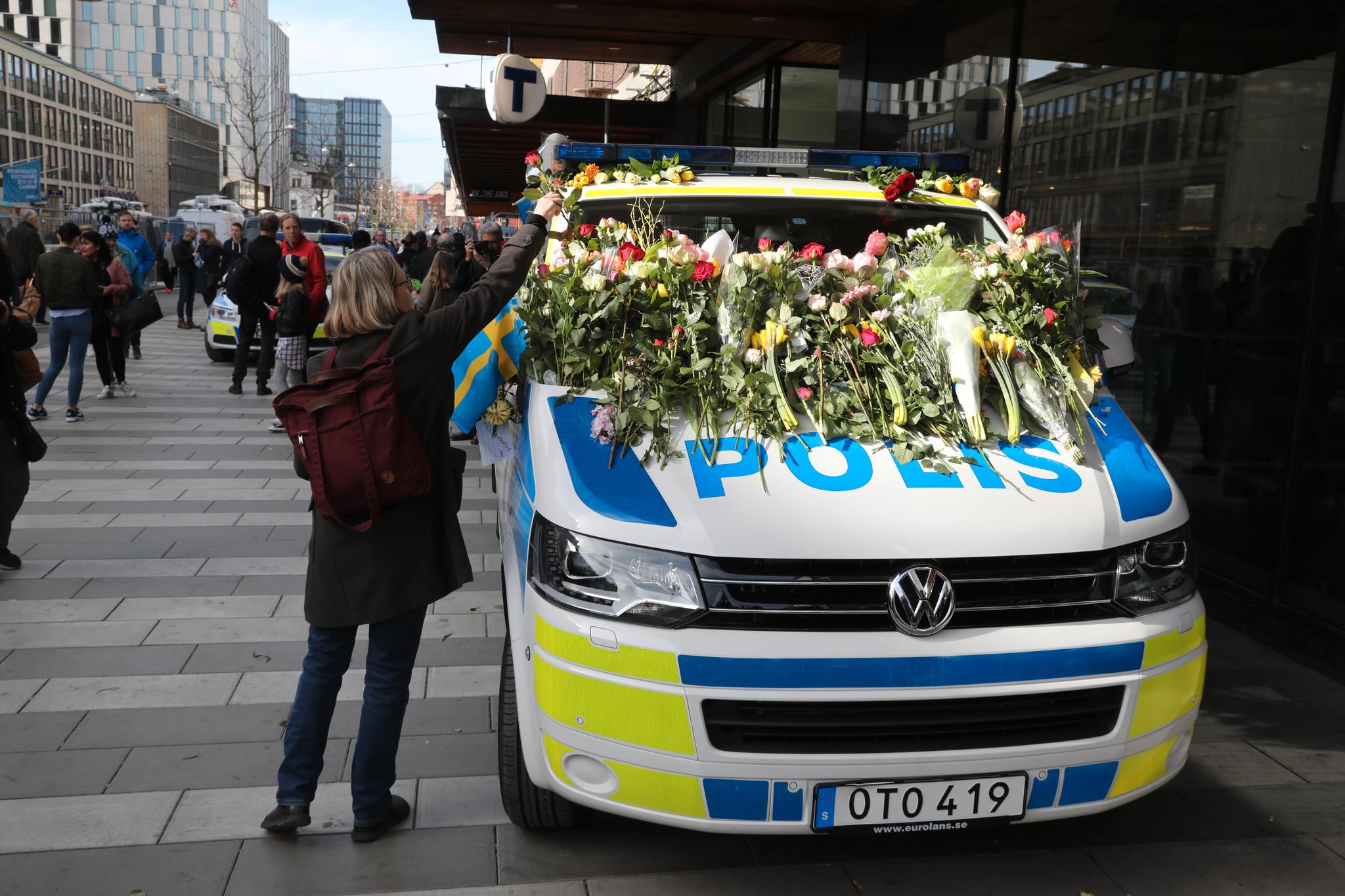 Tilliten til politifolk er fortsatt høy i Sverige, men tilliten til institusjonen slites av mye negativ medieomtale. Under terrorangrepet i Stockholm tidligere i år viste folk sin takknemlighet til politiet ved å pynte politibiler i Stockholm sentrum med blomster. 