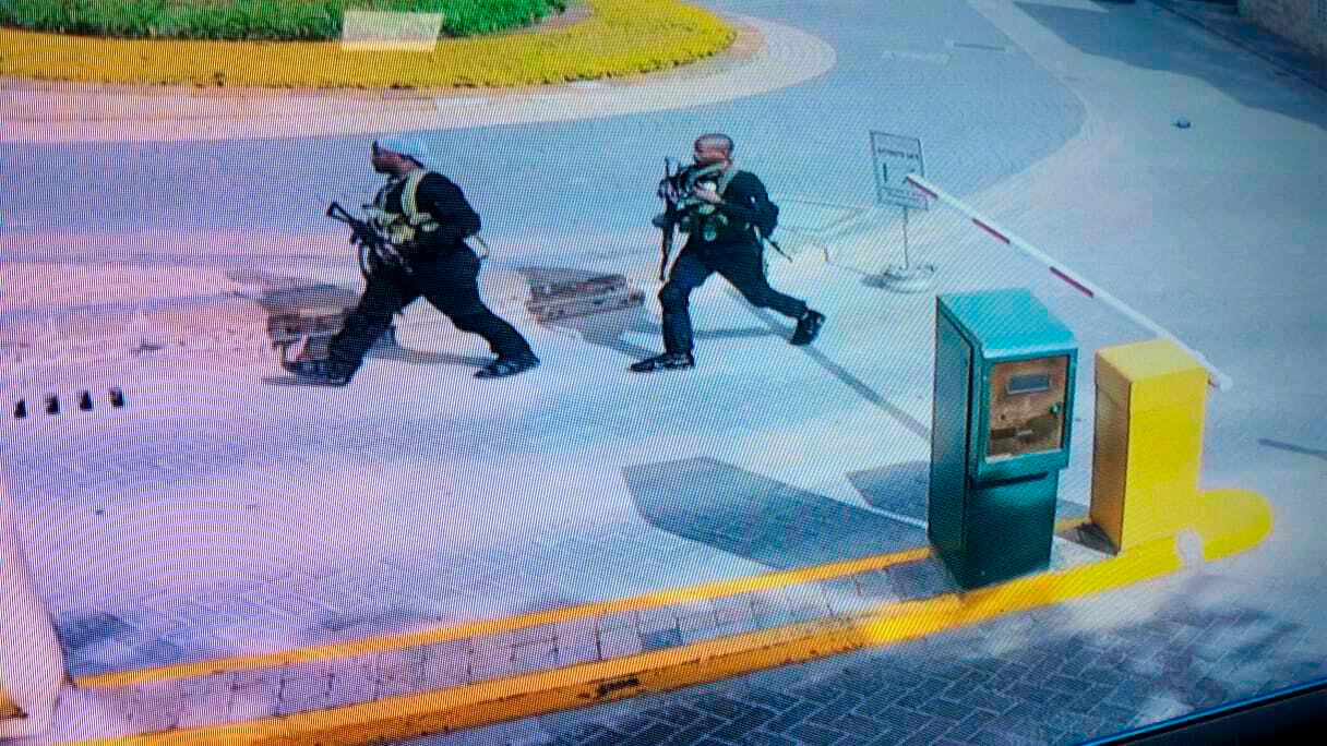 ANGRIPERE: Overvåkningsbilder viser tungt væpnede menn på vei til hotell før angrepet.