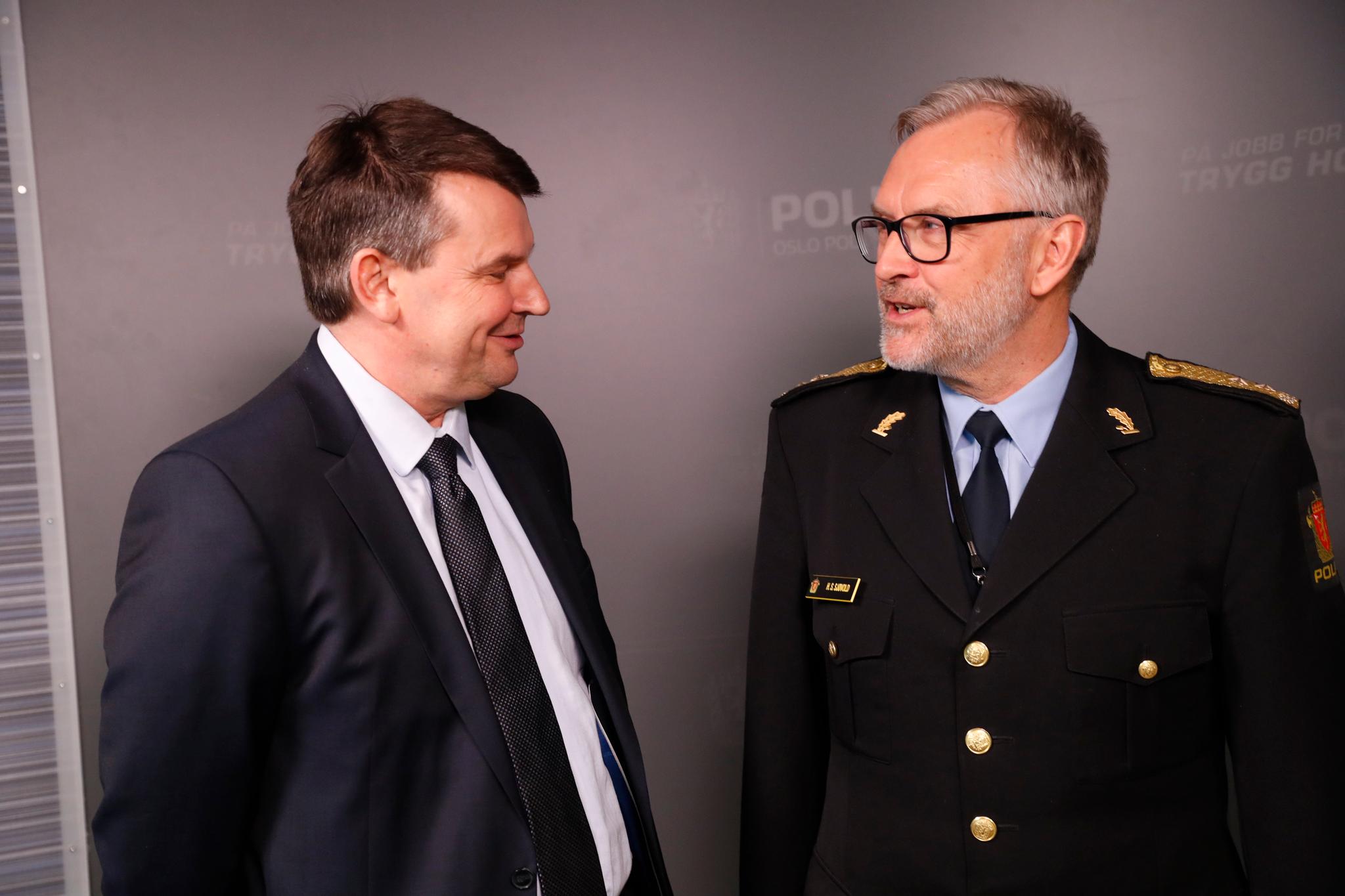  Justisminister Tor Mikkel Wara sammen med Oslos politimester Hans Sverre Sjøvold. 