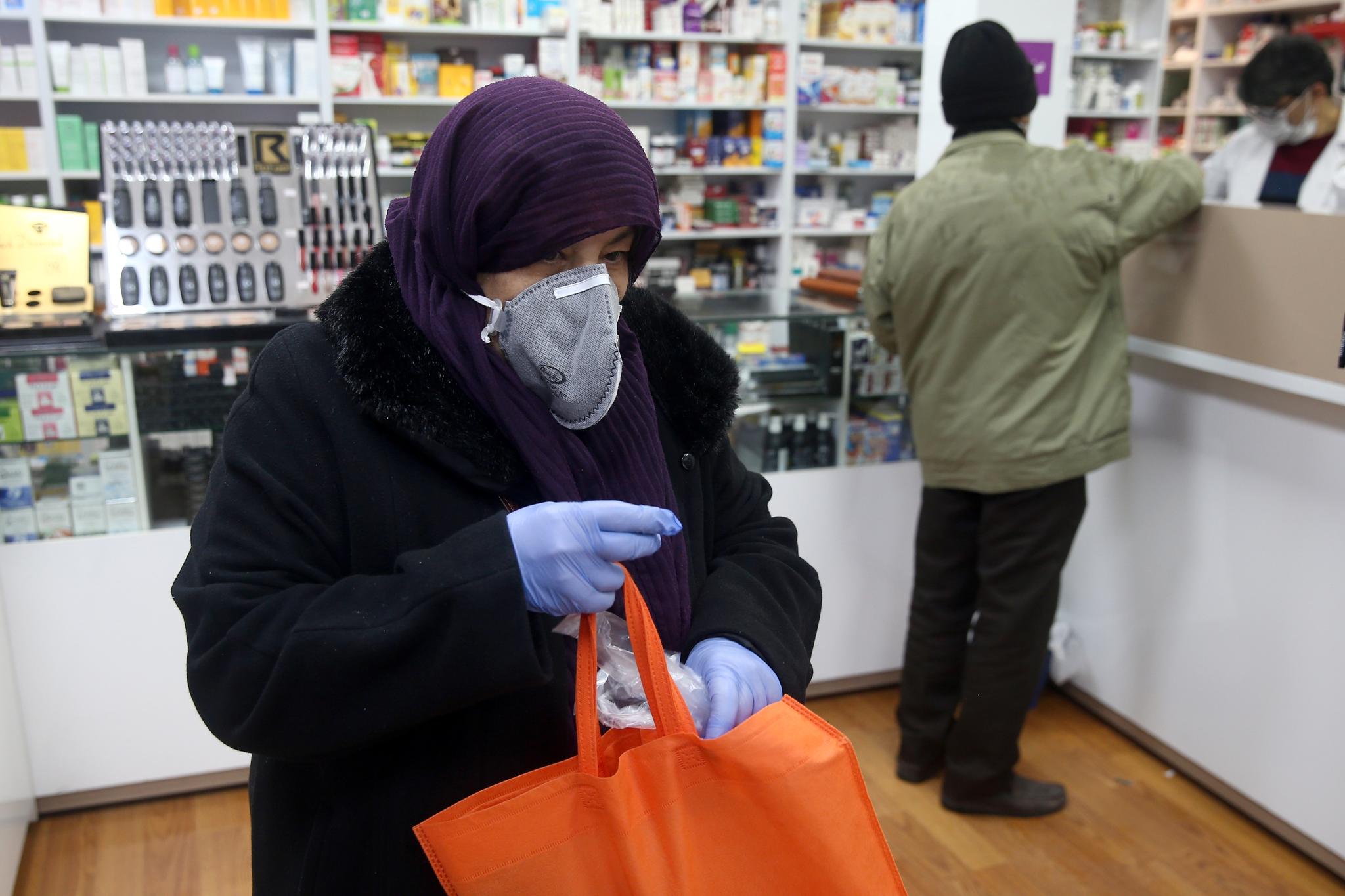 En kvinne har handlet i et apotek i Teheran i Iran.