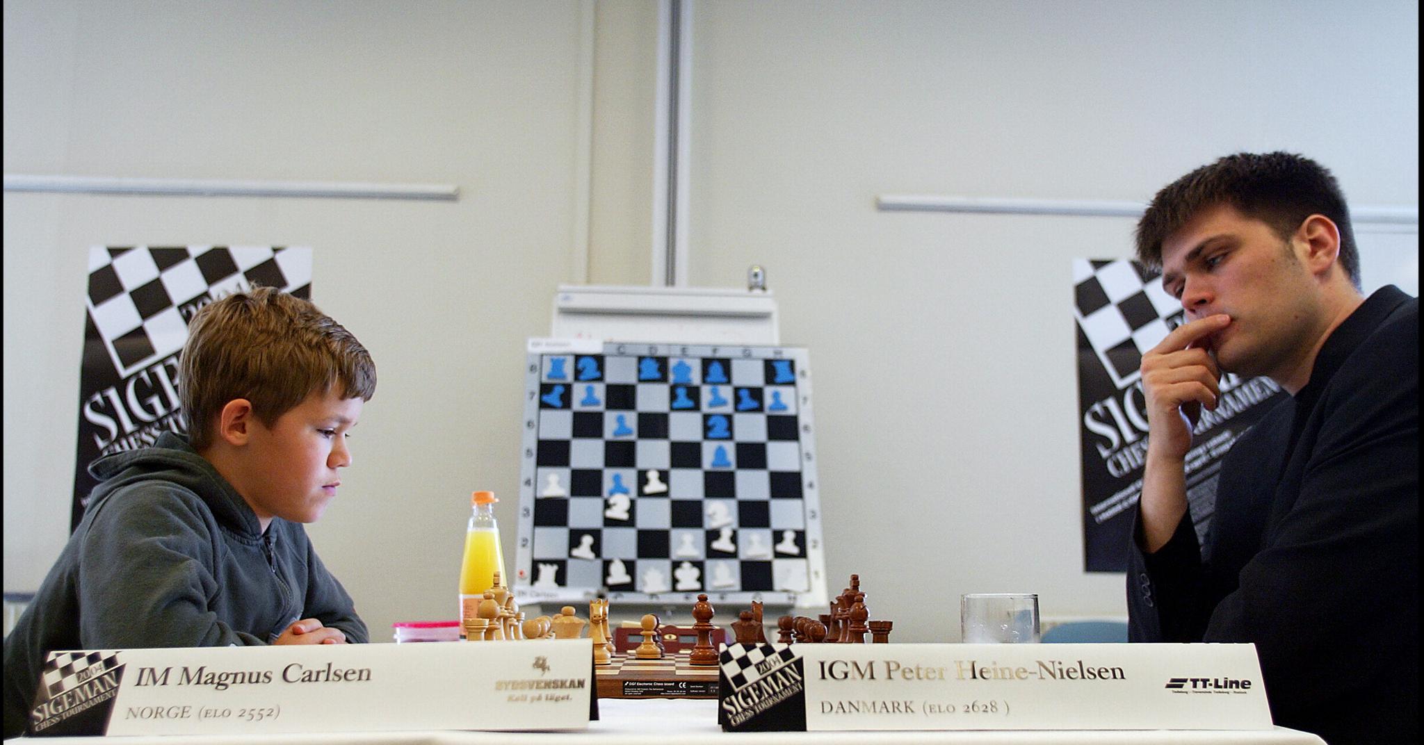 Peter Heine Nielsen har kjent Magnus Carlsen i mange år. Her spiller de mot hverandre i 2004. Senere ble dansken Carlsens trener.