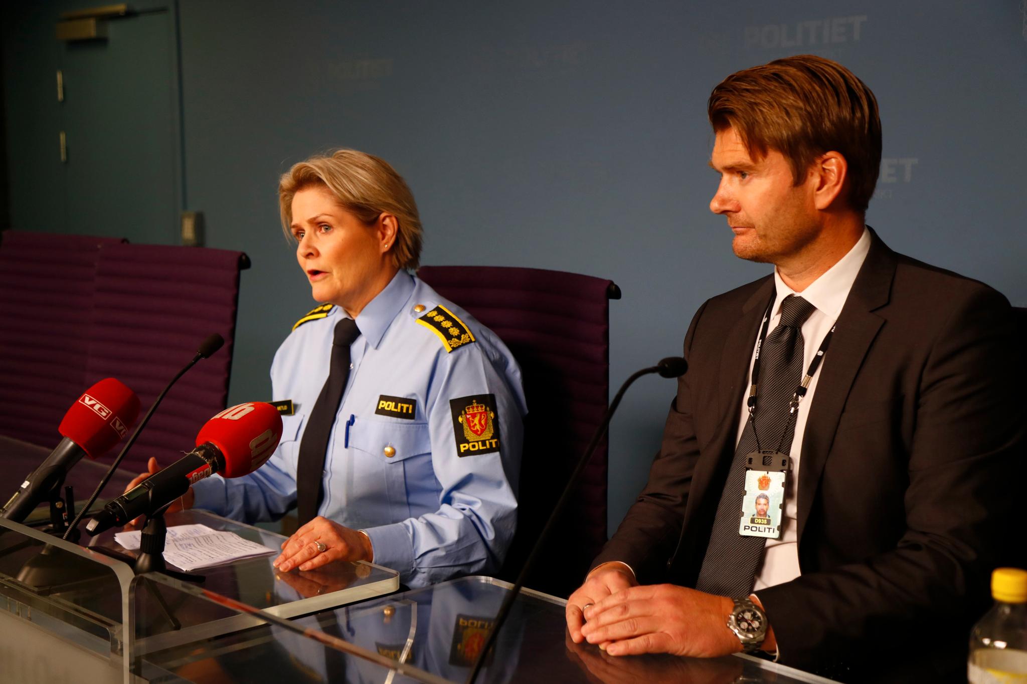  Politiinspektør Grete Lien Metlid og politiadvokat Christian Hatlo under pressekonferansen tirsdag kveld. 