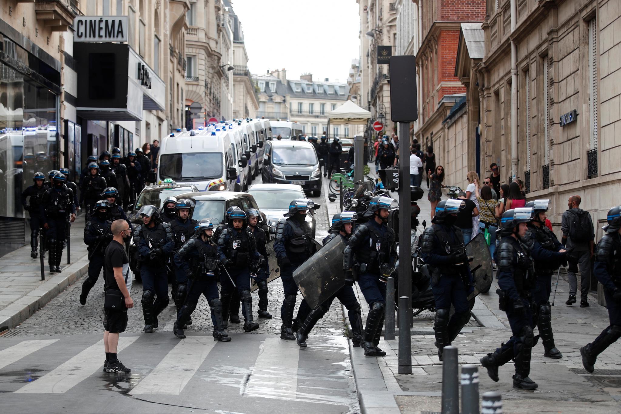 Opprørspoliti rykket ut i Paris. Lørdag ble det avholdt store demonstrasjoner mot koronatiltak flere steder i den franske hovedstaden.
