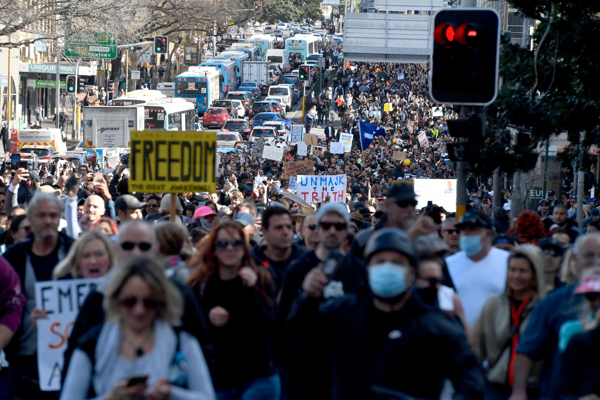 I Sydney i Australia var det lørdag store protester mot nedstengingene og andre koronatiltak.