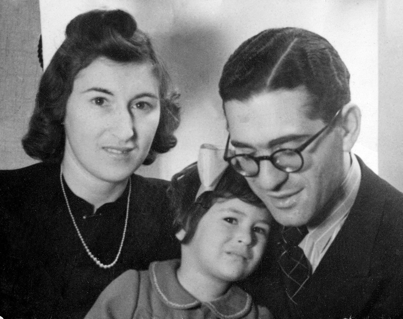 Solveig, Robert og Mona Levin i 1942, før beslagleggelse av eiendeler og arrestasjoner: Solveig har fremdeles sitt perlekjede. 