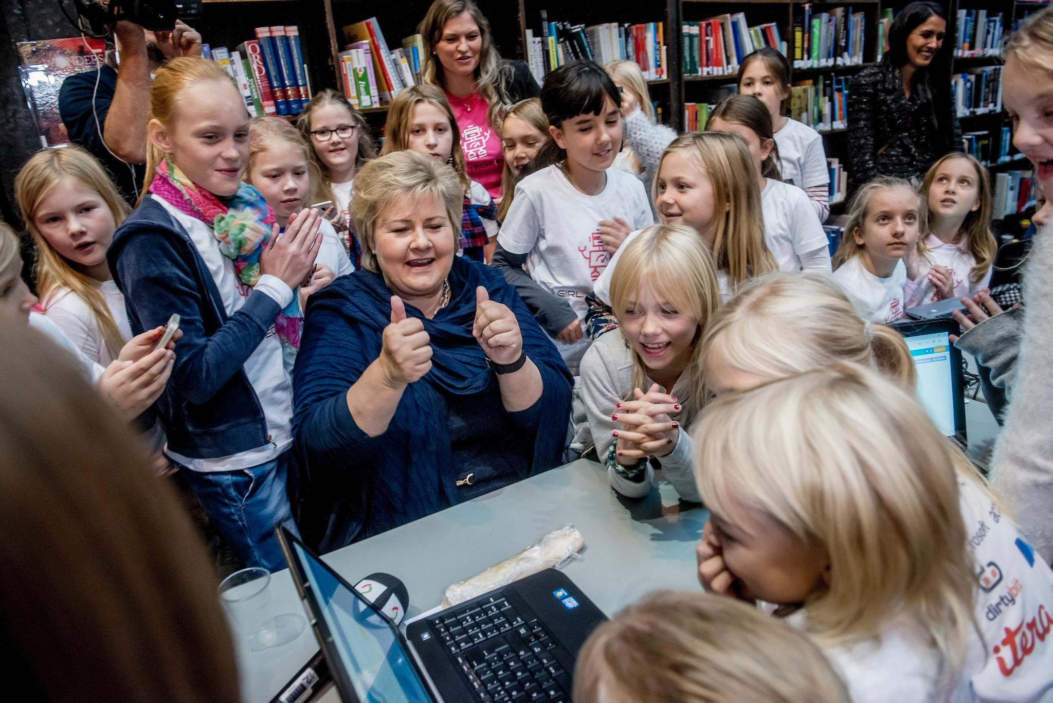Det er lurt å lære seg å  være tilfreds i livet, mener statsminister Erna Solberg. Her i et tilfreds øyeblikk under Oslo Innovation Week i 2016.