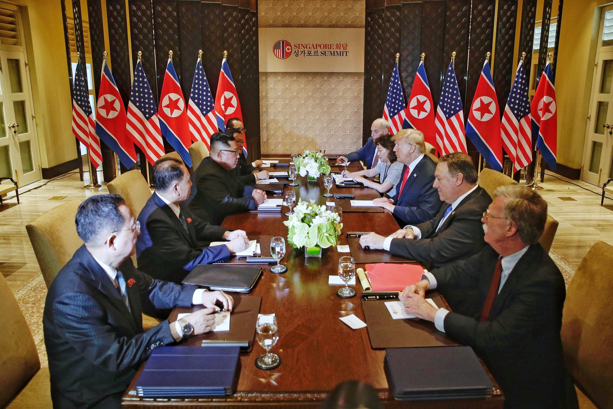 Etter en kort samtale mellom Trump og Kim ble toppledernes rådgivere med på et utvidet møte.