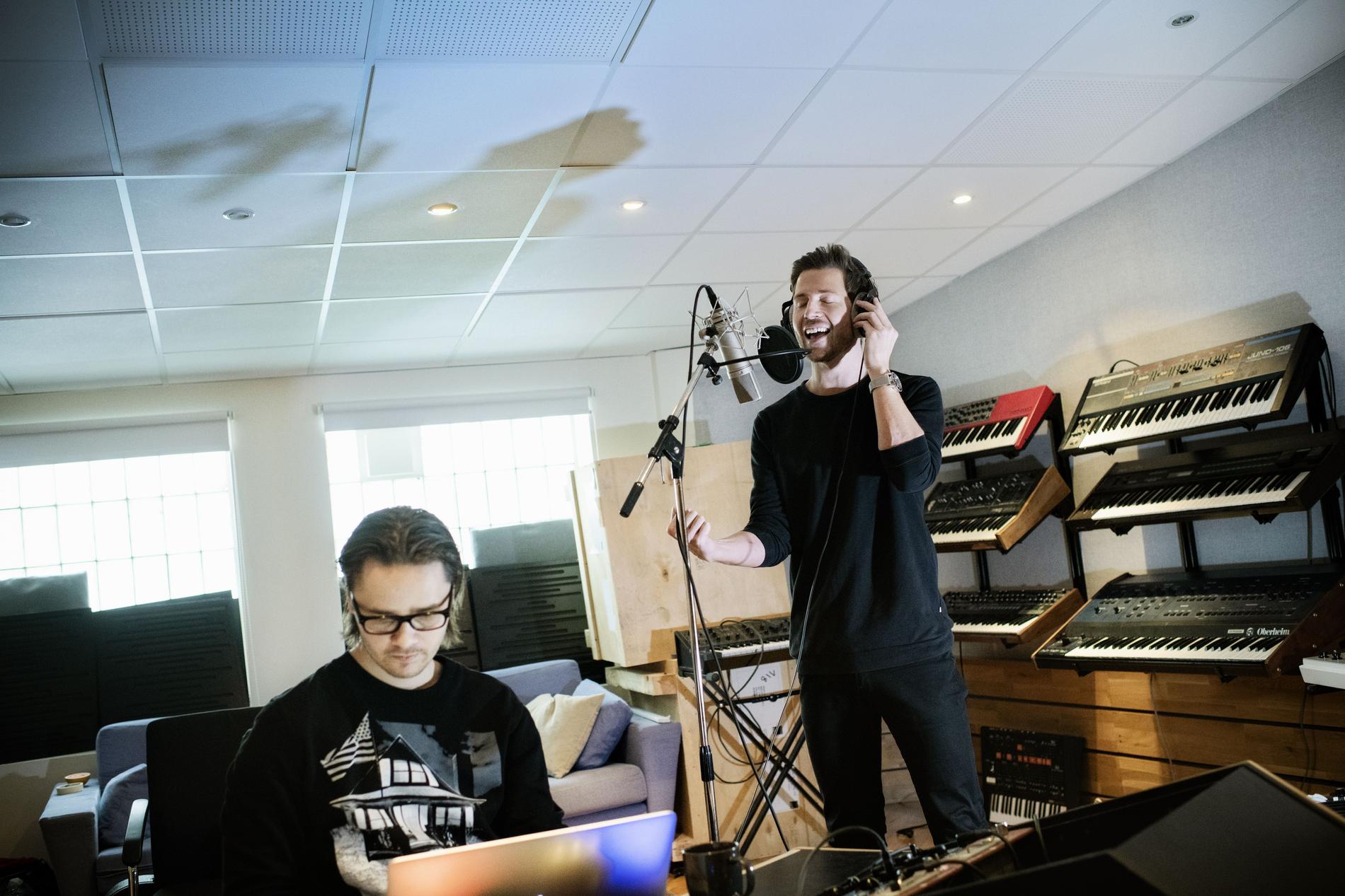 Joakim Harestad Haukaas (kid joki) og Trygve Wiese i studio for nyinnspillingen «VIKING».