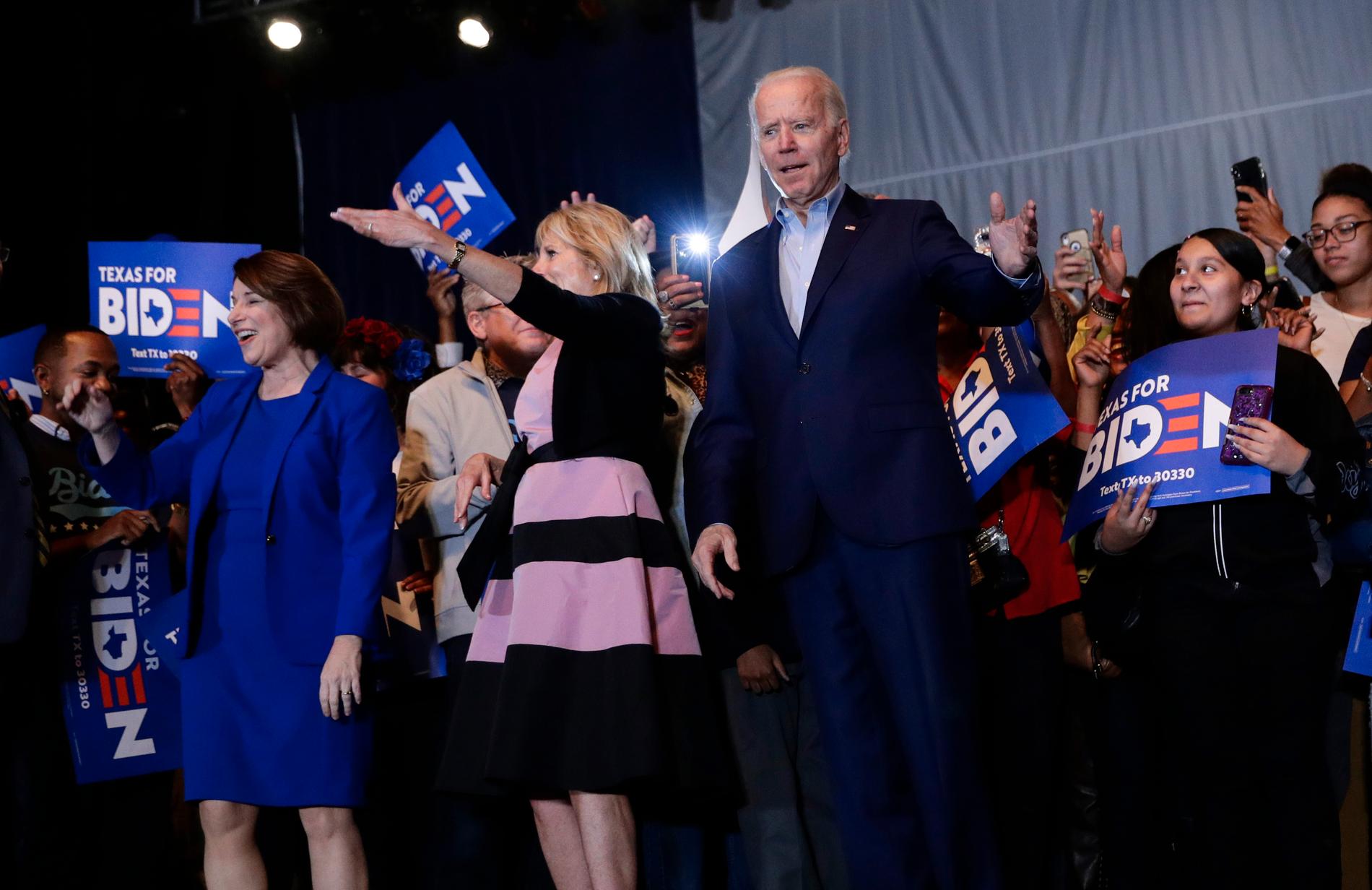 USAs tidligere visepresident Joe Biden med sin tidligere rival Amy Klobuchar (til v.) på scenen i Dallas, Texas. 