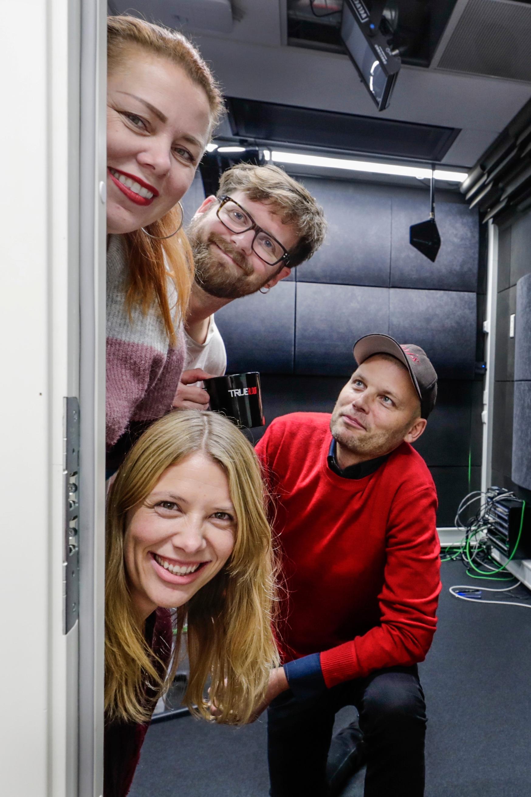 Cecilie Asker (t.v.), Jonas Brenna og Einar Aarvig (t.h.) er det faste panelet i Aftenpostens nye podkast Serieprat. Sandra Mørkestøl (nederst) er produsent og sitter bak spakene. 