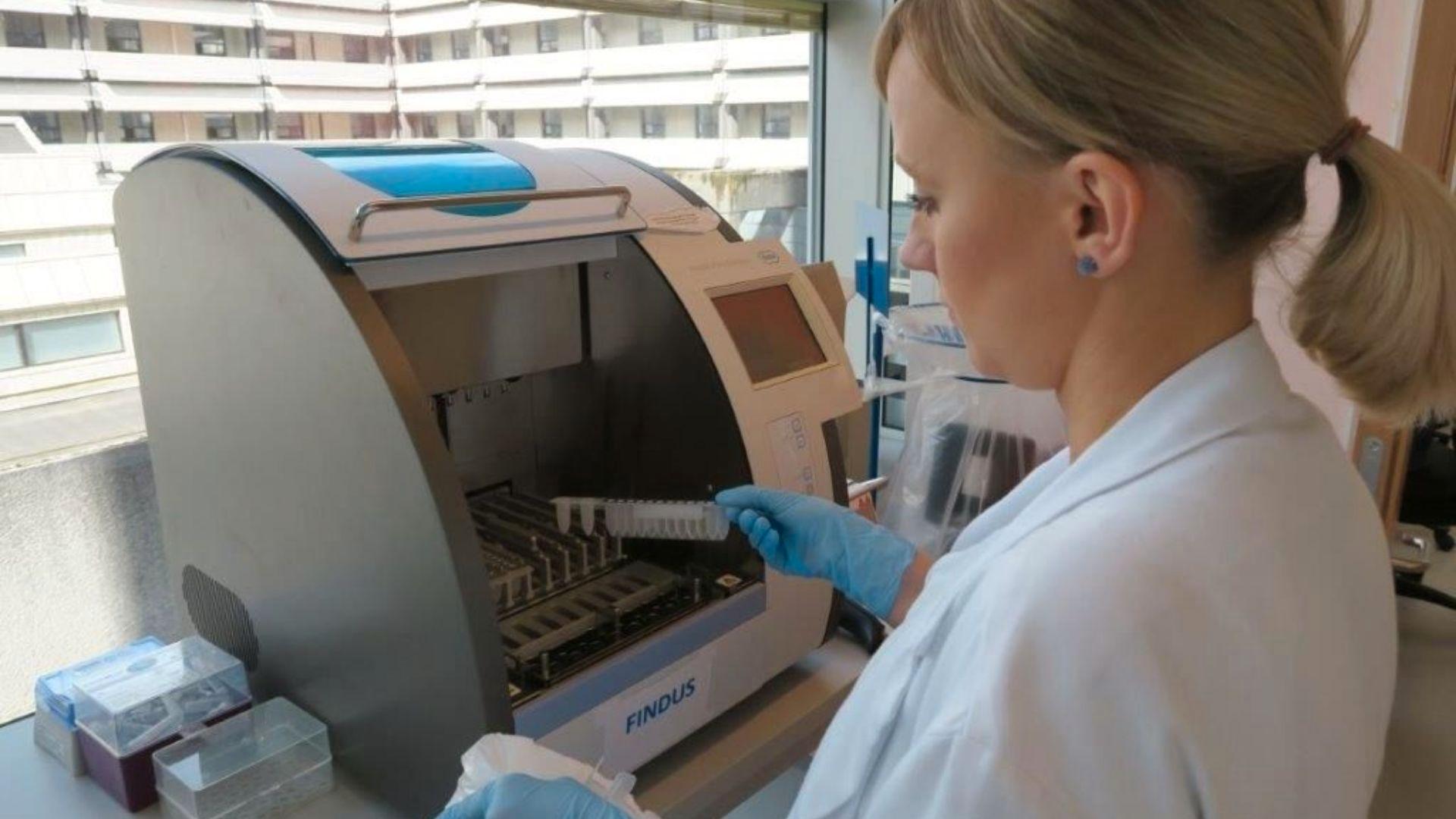 I en akutt pandemisituasjon kommer kommersielle tester altfor sent, skriver kronikkforfatterne. Bildet viser Dominika Paulina Piska, bioingeniør og fagansvarlig for korona PCR-diagnostikken ved Haukeland universitetssykehus, som jobber med luftveisprøvene.