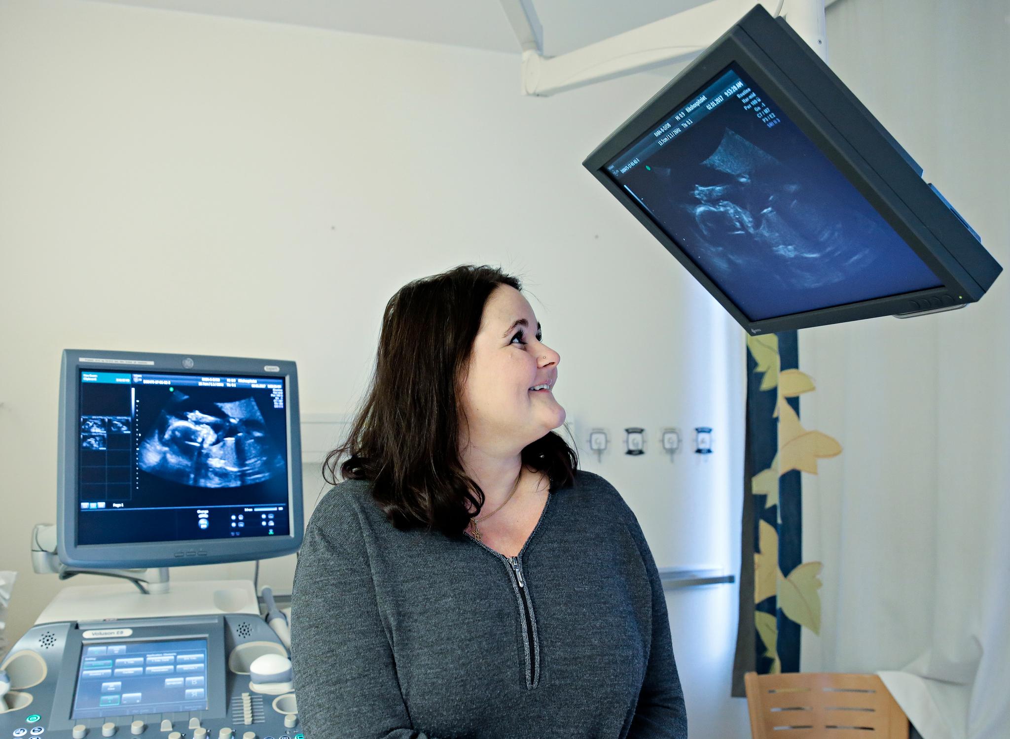 Mandag var Tina Avantis Johnsen på ultralydundersøkelse på Rikshospitalet. Ultralydbildene viser at det trolig er en jentebaby som skjuler seg i hennes mage.