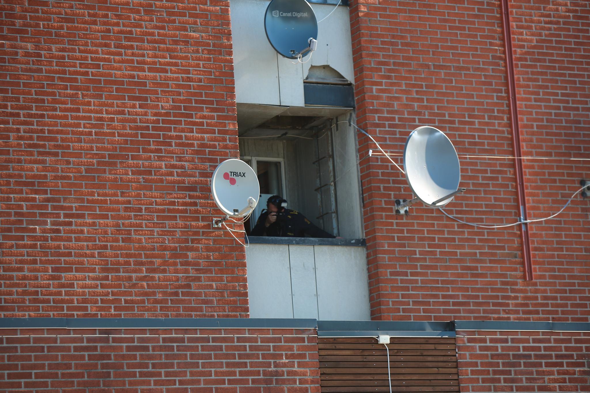 Rutinemessig sjekker politiets krimteknikere balkongene over funnstedet utenfor «Kiwi-blokken» på Torstrand i Larvik.