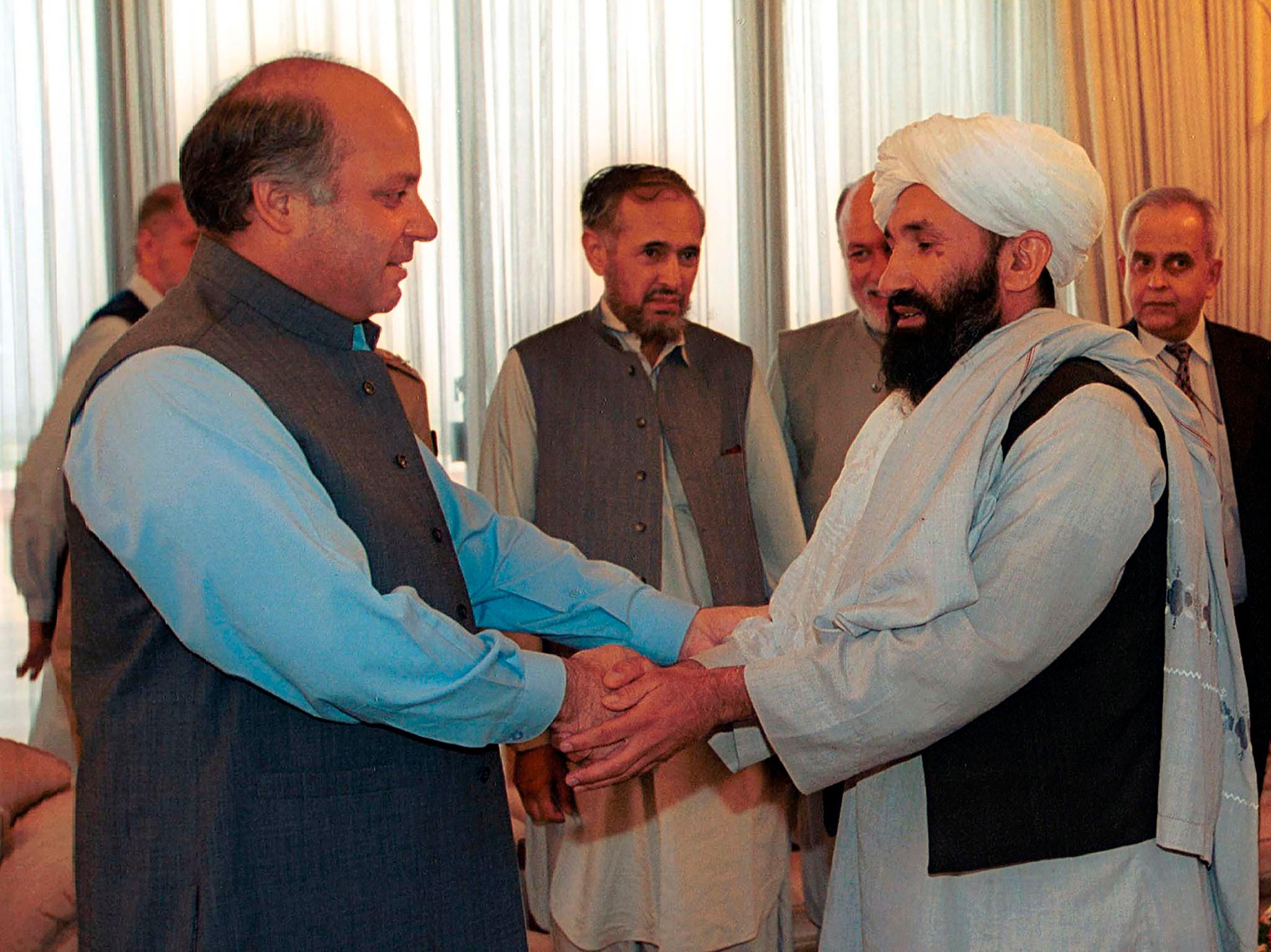 Mohammad Hassan Akhund (til høyre) hilser på Nawaz Sharif, daværende statsminister i Pakistan, i 1999. Akhund er utnevnt til ny statsminister i Afghanistan.