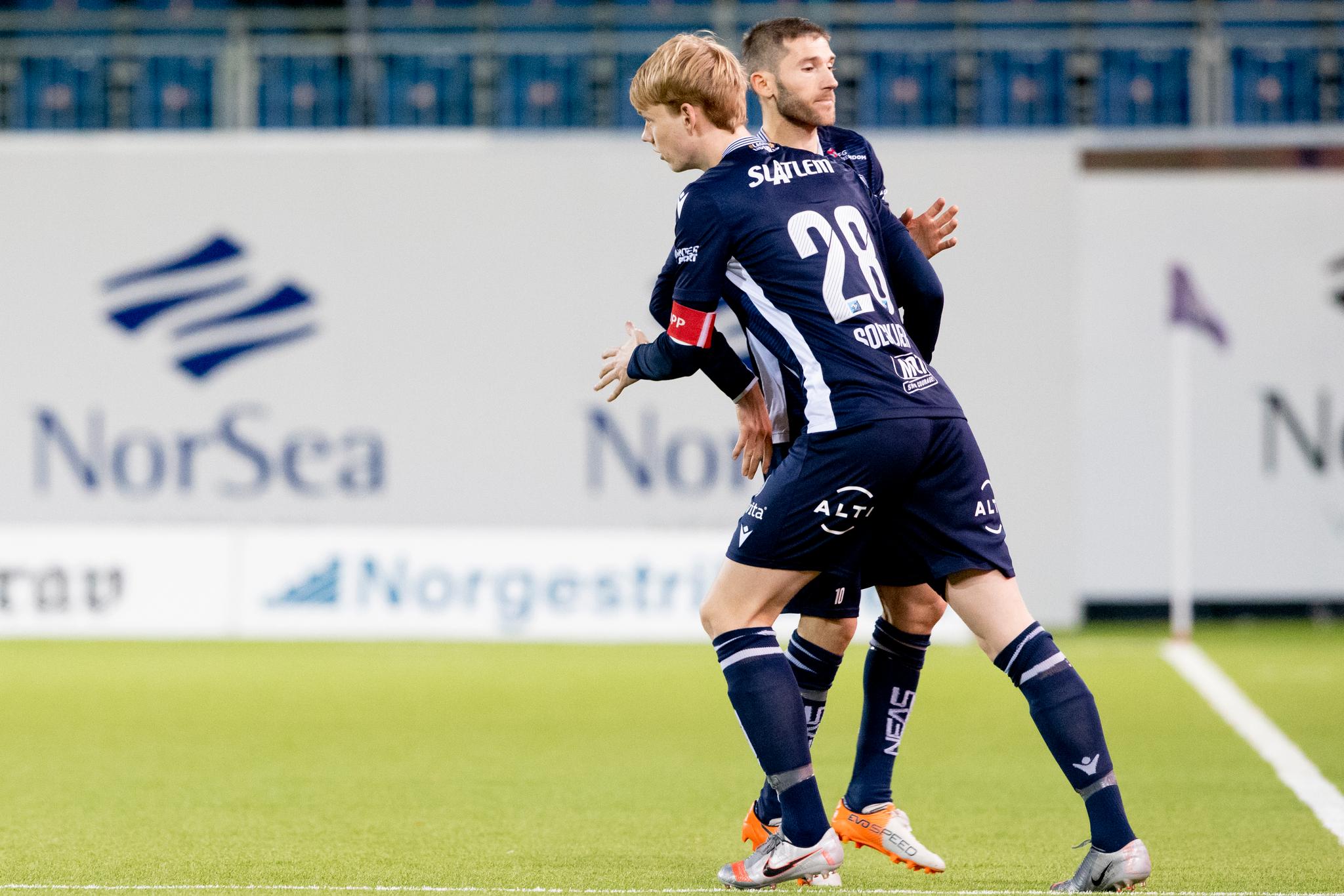 Her blir Noah Solskjær byttet inn til debuten i Eliteserien mot Glimt søndag kveld. Han erstattet Liridon Kalludra. 