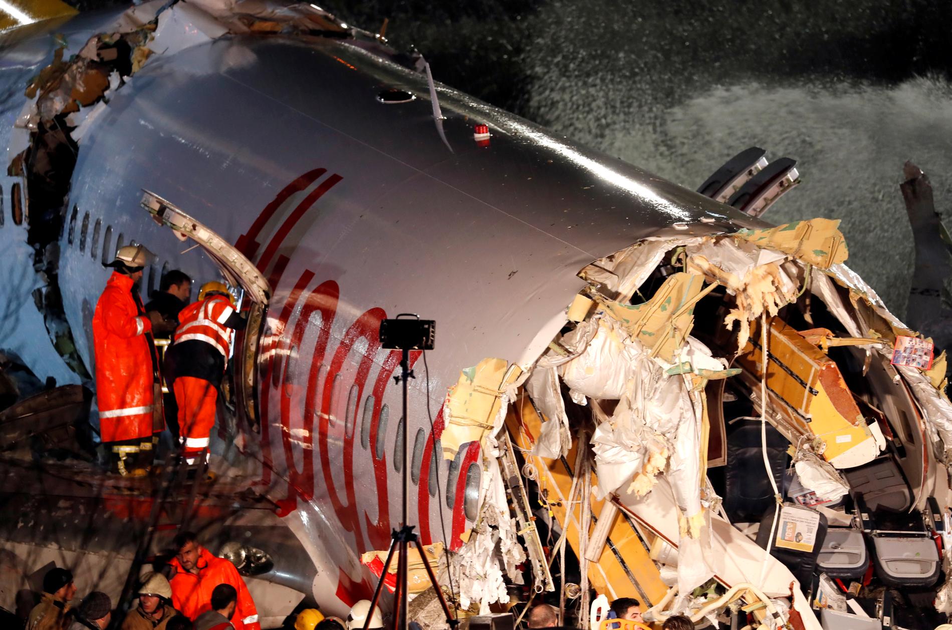 FLERE DELER: Redningsmannskaper jobbet onsdag kveld ved flyet som brakk i flere deler etter å ha sklidd av rullebanen under landing i Istanbul onsdag. 