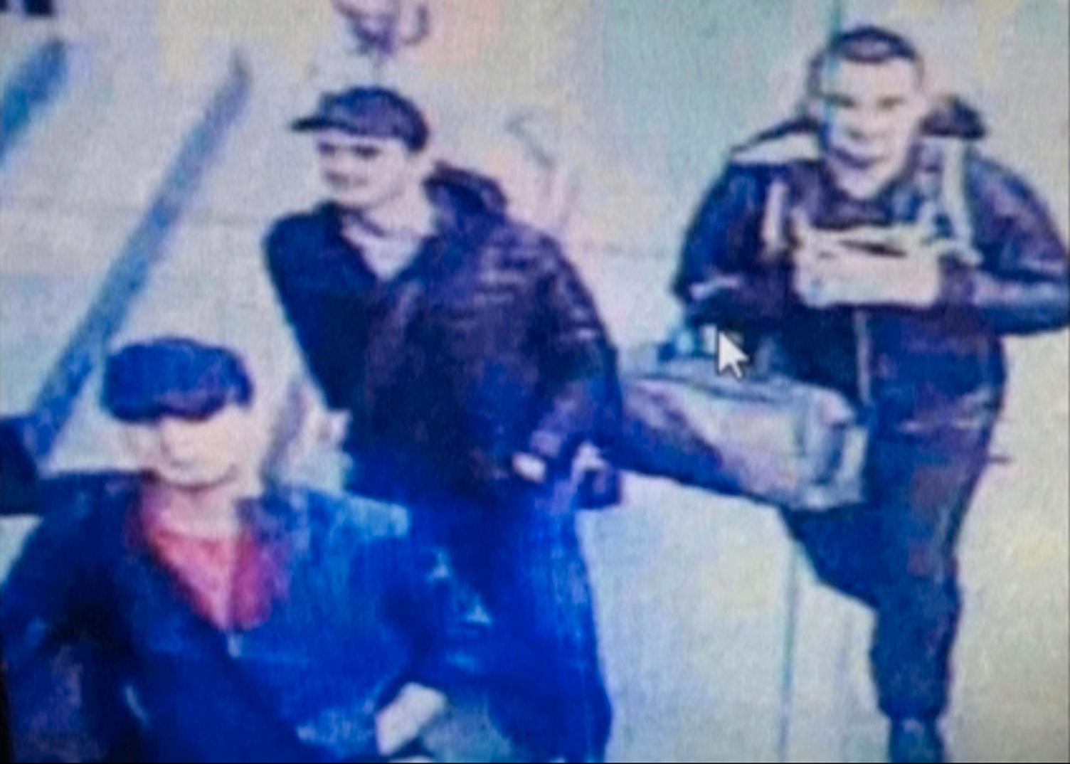 ANGRIPERNE: Dette bildet fra et overvåkningkamera viser det som er antatt å være gjerningsmennene bak terrorangrepet på flyplassen i Istanbul. Fremdeles er det uvisst om de er tilknyttet IS, eller om andre står bak angrepet.