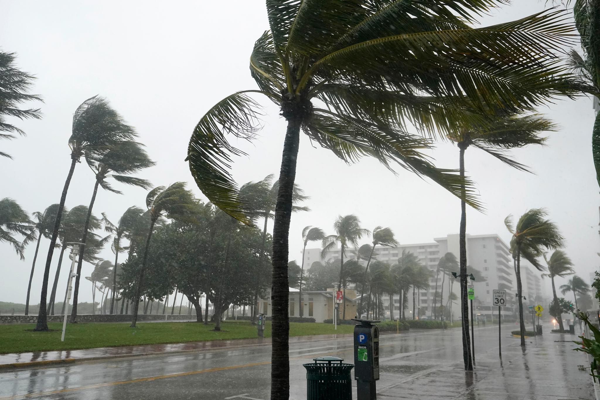Søndag regnet og blåste det i Miami Beach i Florida, en forsmak på Eta som da var på vei fra Cuba. Uværet traff land natt til mandag norsk tid. 