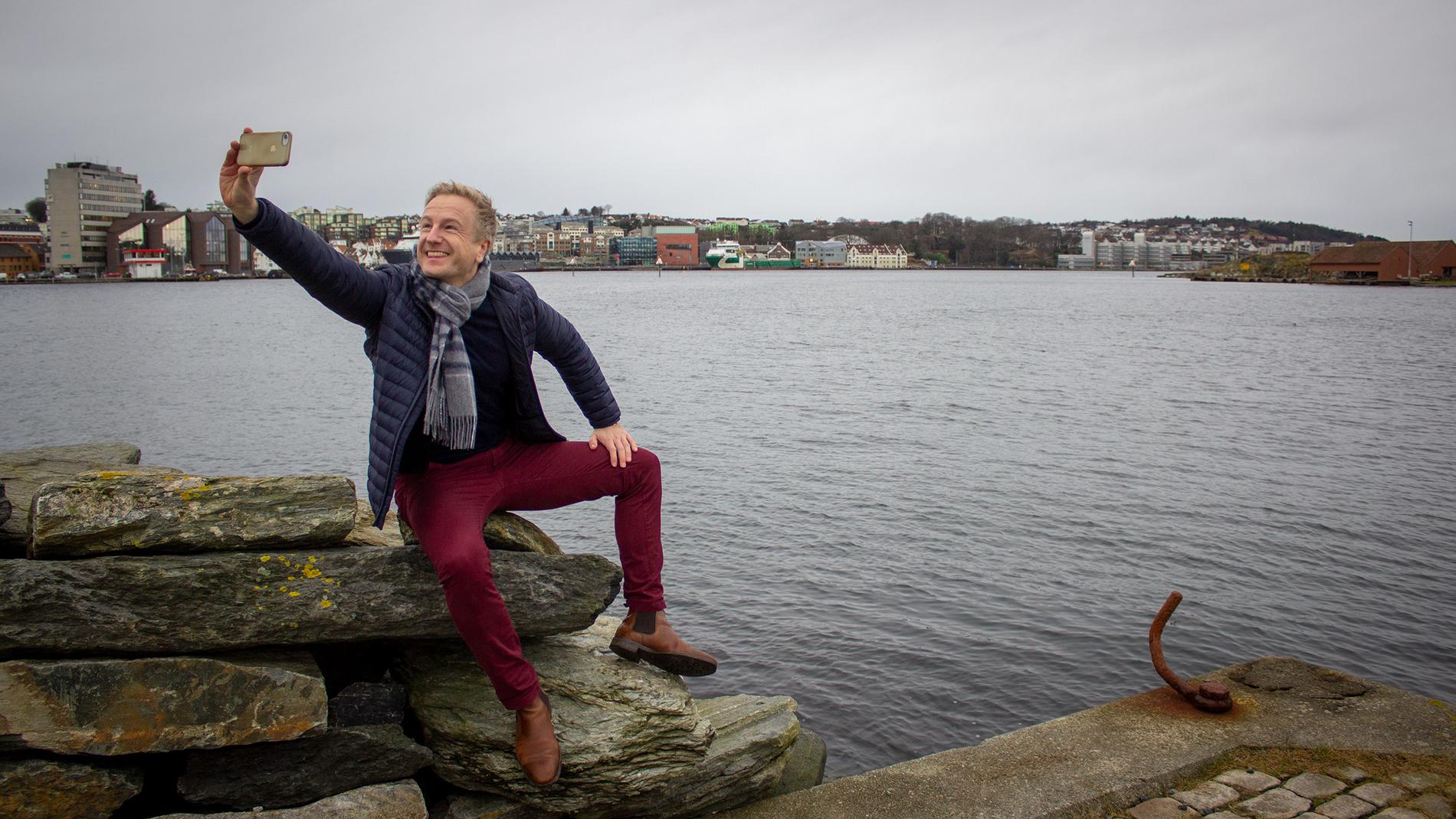 Jan Erik Søndeland i Venstre er langt fra noen selfiekonge, men tror flere selfie-destinasjoner i Stavanger kan ha positiv effekt for markedsføringen av byen.