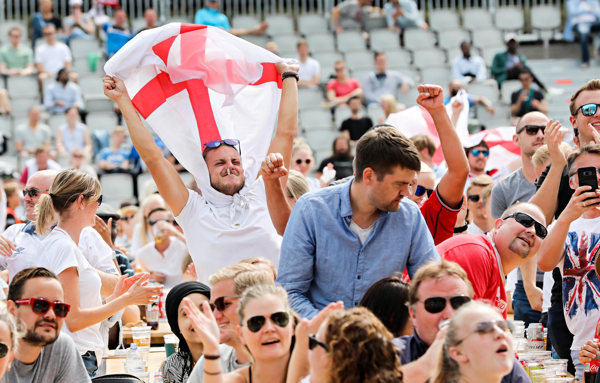  Luke Pickerang (jublende med flagg) mener dette er året England skal ta sin første etterlengtede VM-triumf siden 1966.