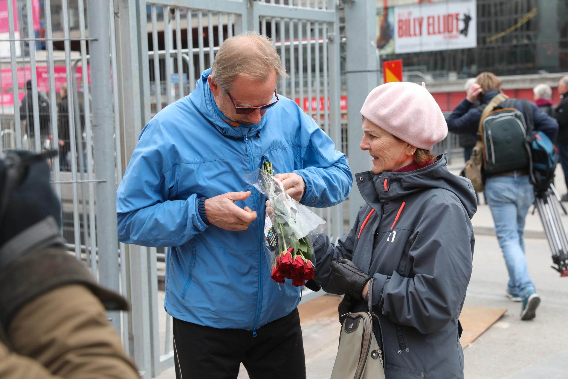  VISTE RESPEKT: Pensjonistene Inger Bramfjell og Håkan Svensson har reist inn til Stockholm fra Solna for å vise ofrene sin respekt.