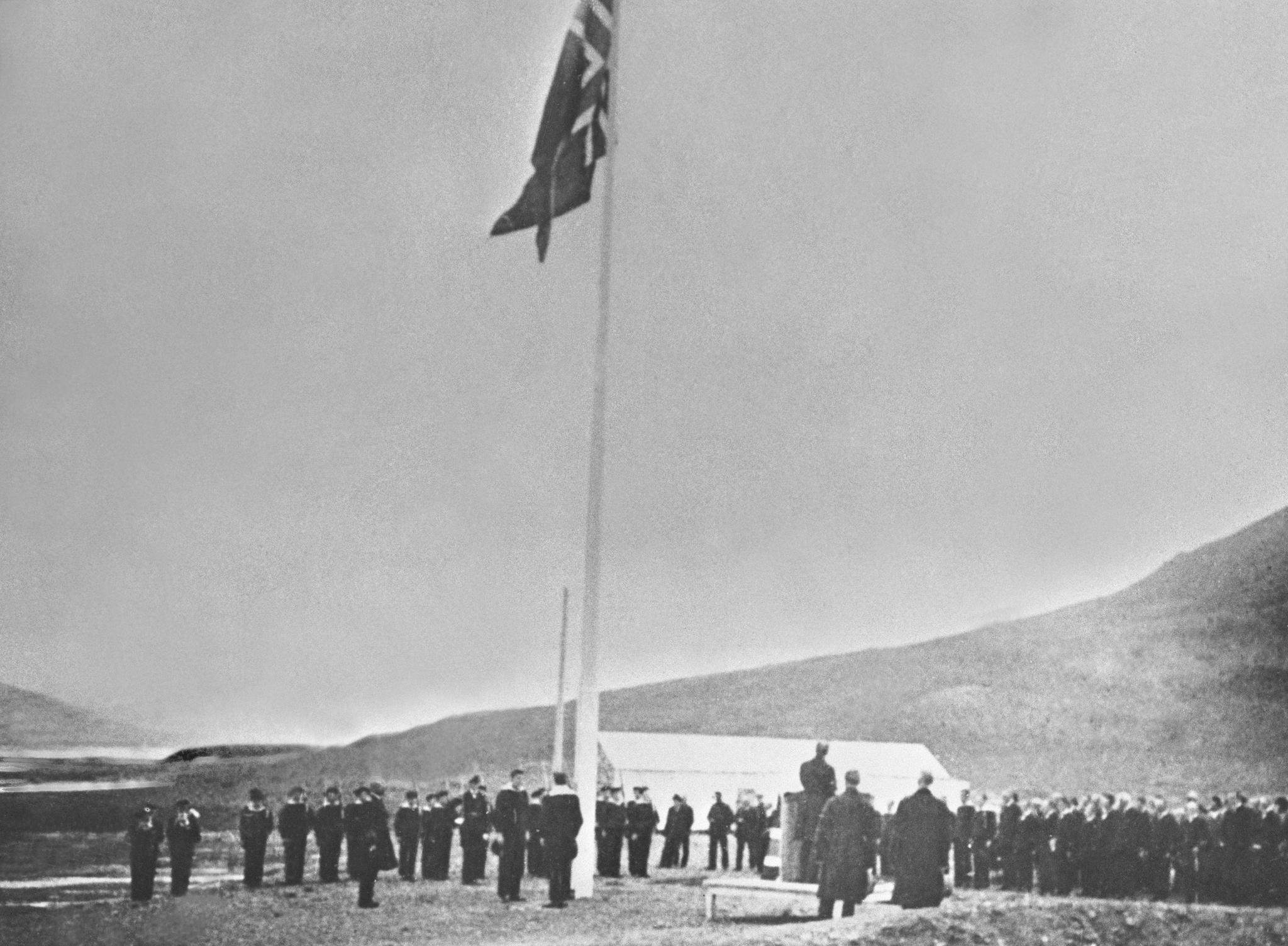Svalbard, 1925: Det norske flagget heises, og justisminister Paal Berg leser proklamasjon fra Kong Haakon. Foto: NTB scanpix