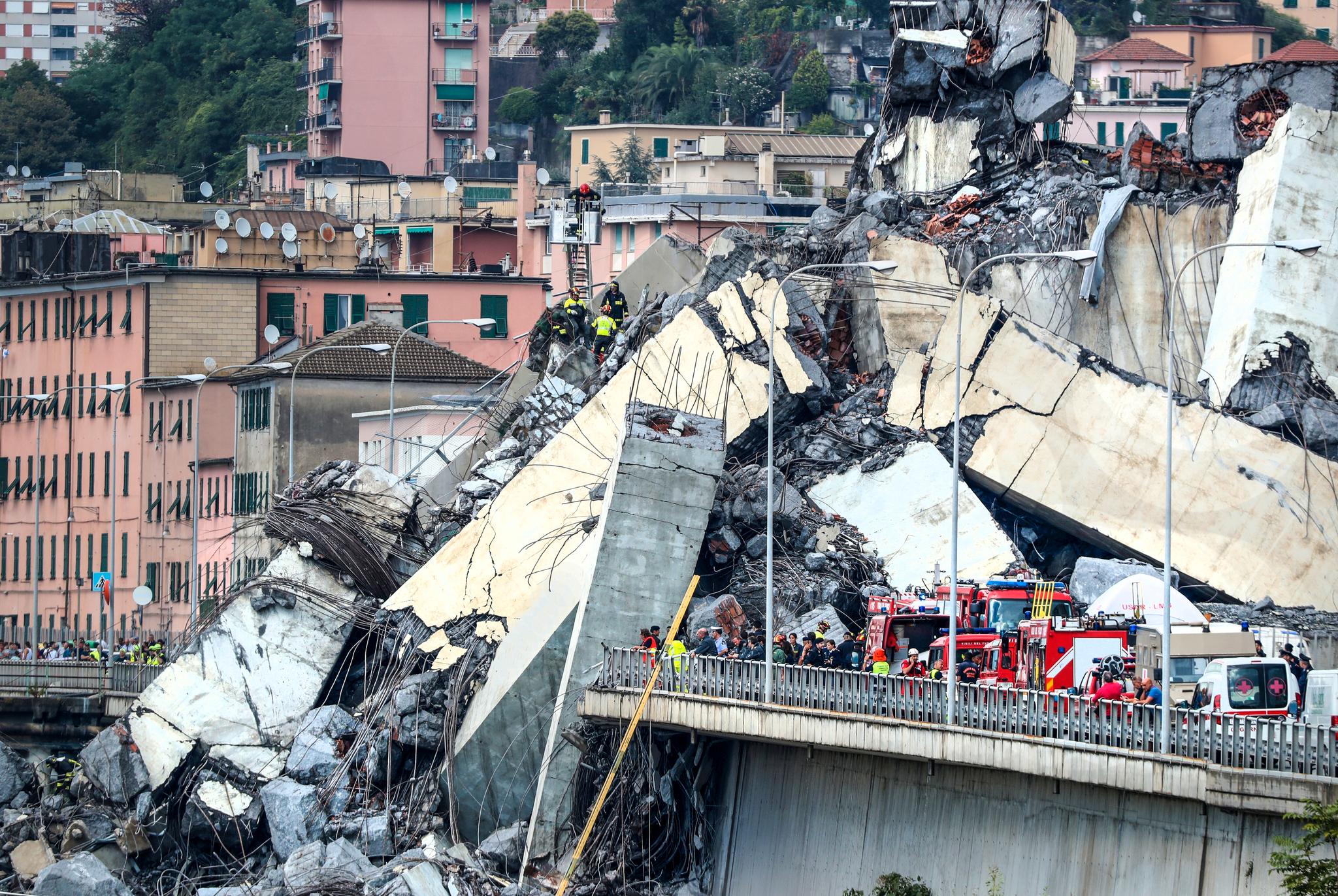 Minst 38 personer er bekreftet døde og 15 skadet etter den største broulykken i Europa på flere tiår. 