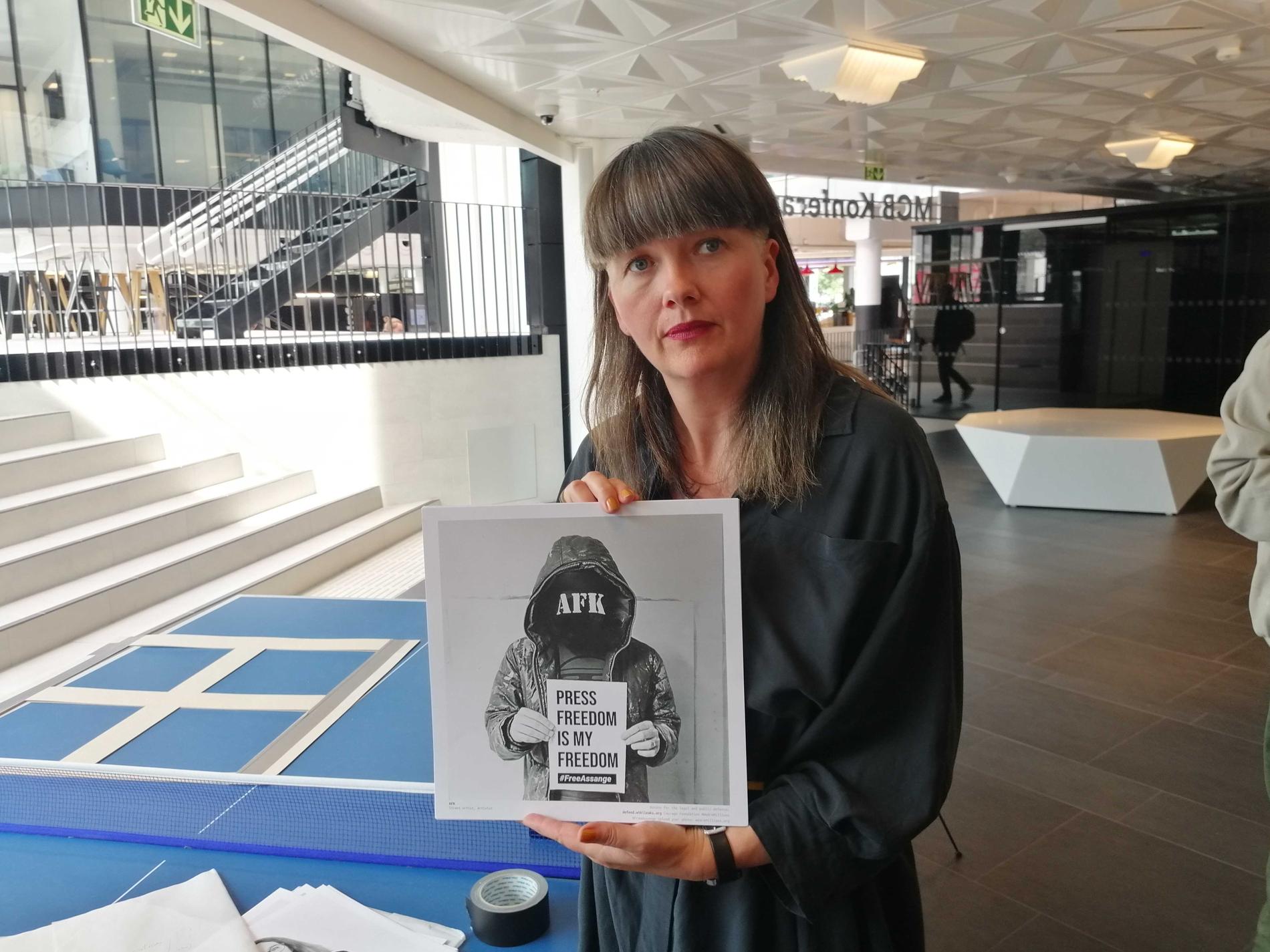 HOLDT APPELL: Gitte Sætre, som er talsperson for AFK, fremførte en appell om Julian Assange og utstillingen ved nyåpningen. 