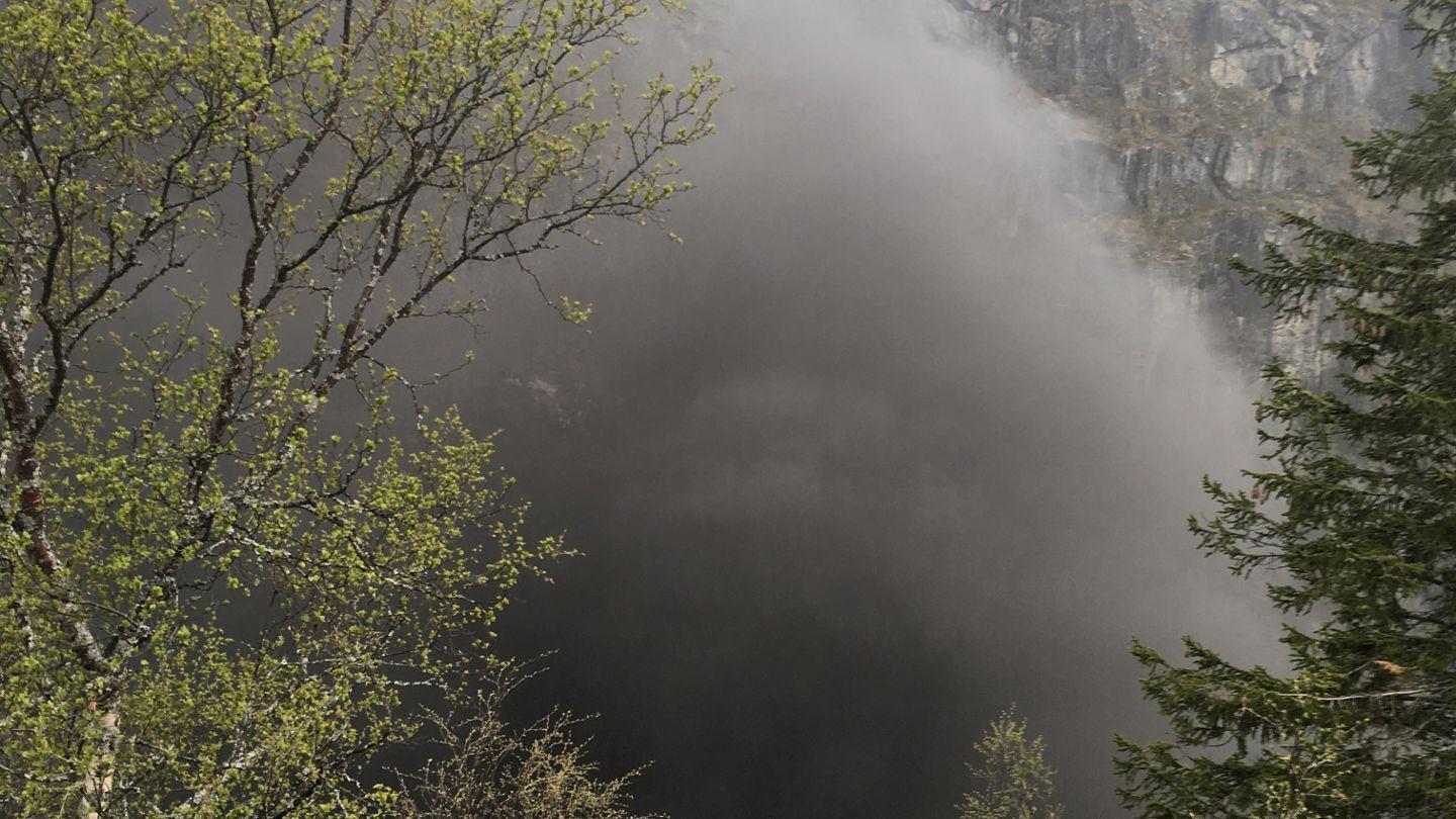  KRAFTIG BRANN: Tykk røyk veltet ut av Måbøtunnelen i Eidfjord da vogntoget tok fyr. (Arkiv) 
