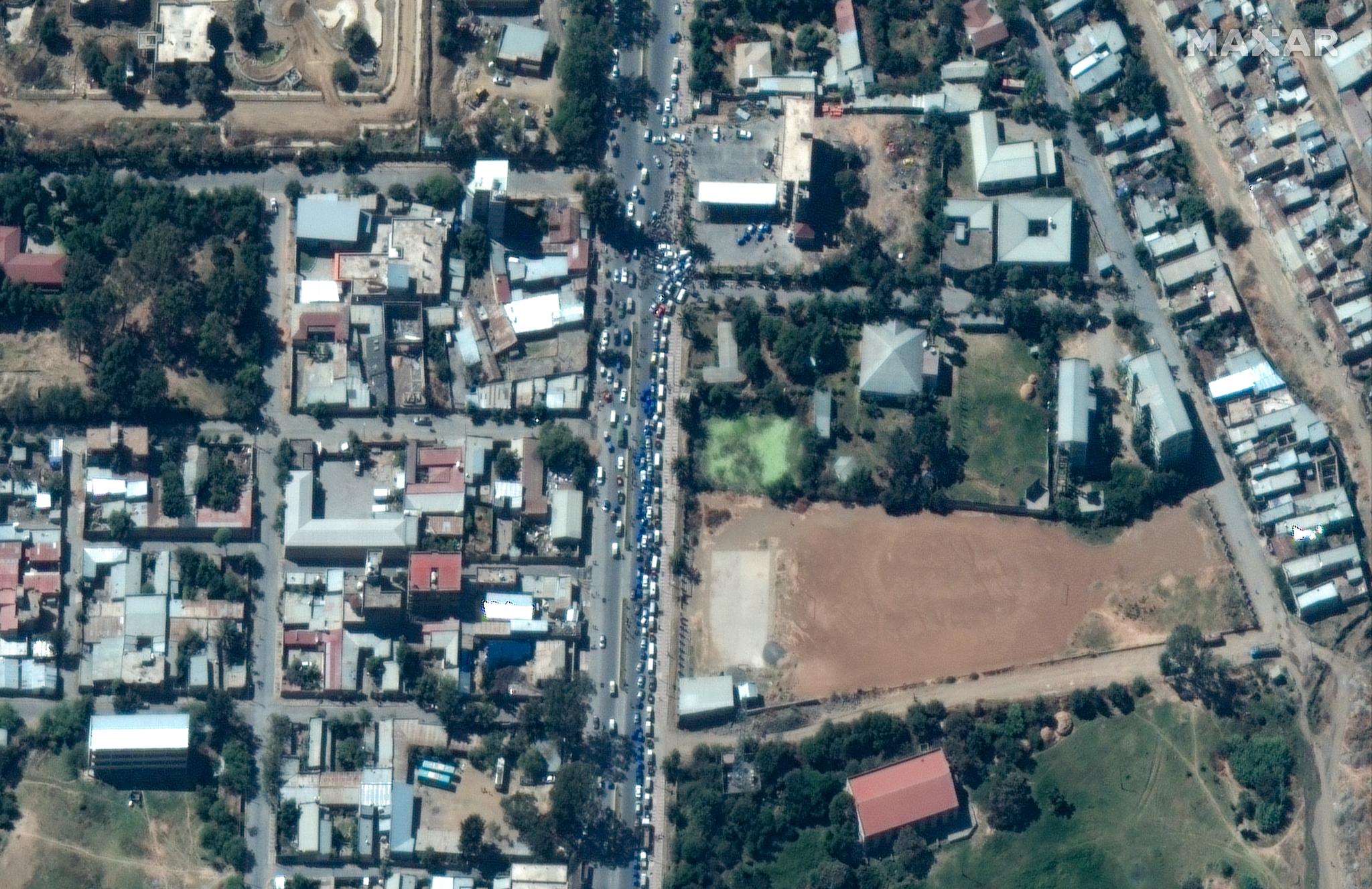 Et satellittbilde tatt forrige mandag viser biler som står i kø for å få fylt drivstoff i byen Mekele i Tigray. Den etiopiske hæren har lørdag innledet et angrep mot byen, som kontrolleres av TPLF-bevegelsen. 