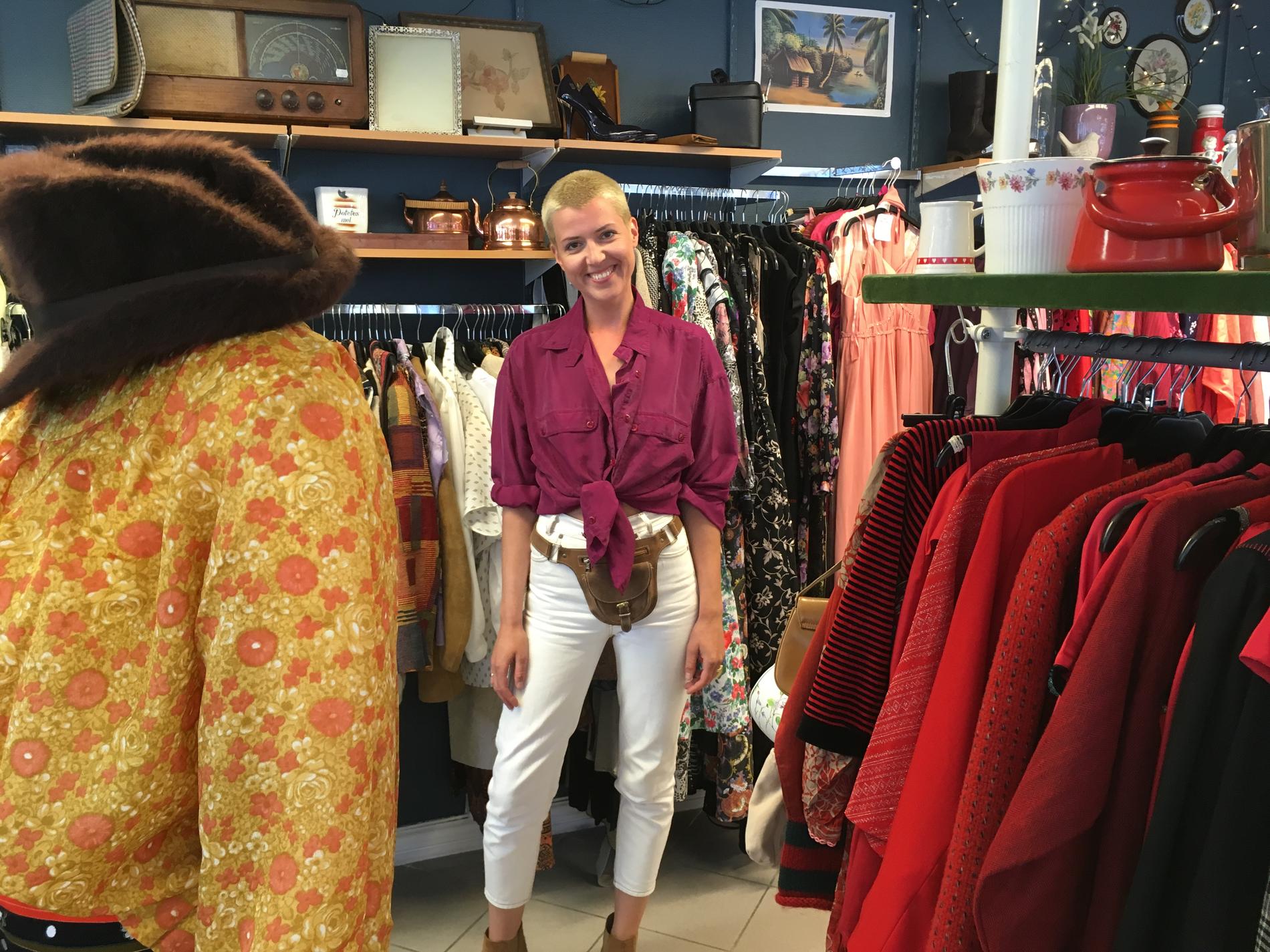 Cathrine Dalglish på Fretex i Breigata kjenner kundene så godt at hun på forhånd vet hvilken kunde som kommer til å kjøpe en spesiell vare. 