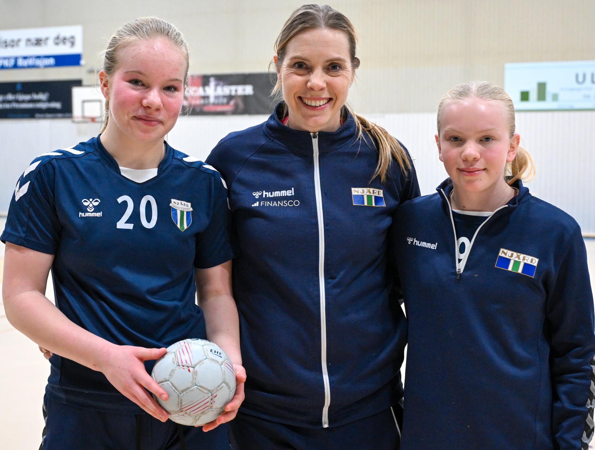    Alva Louise Lybekk (13 år,) og Vida Sofie Lybekk (11 år) har mamma som trener i Njård.