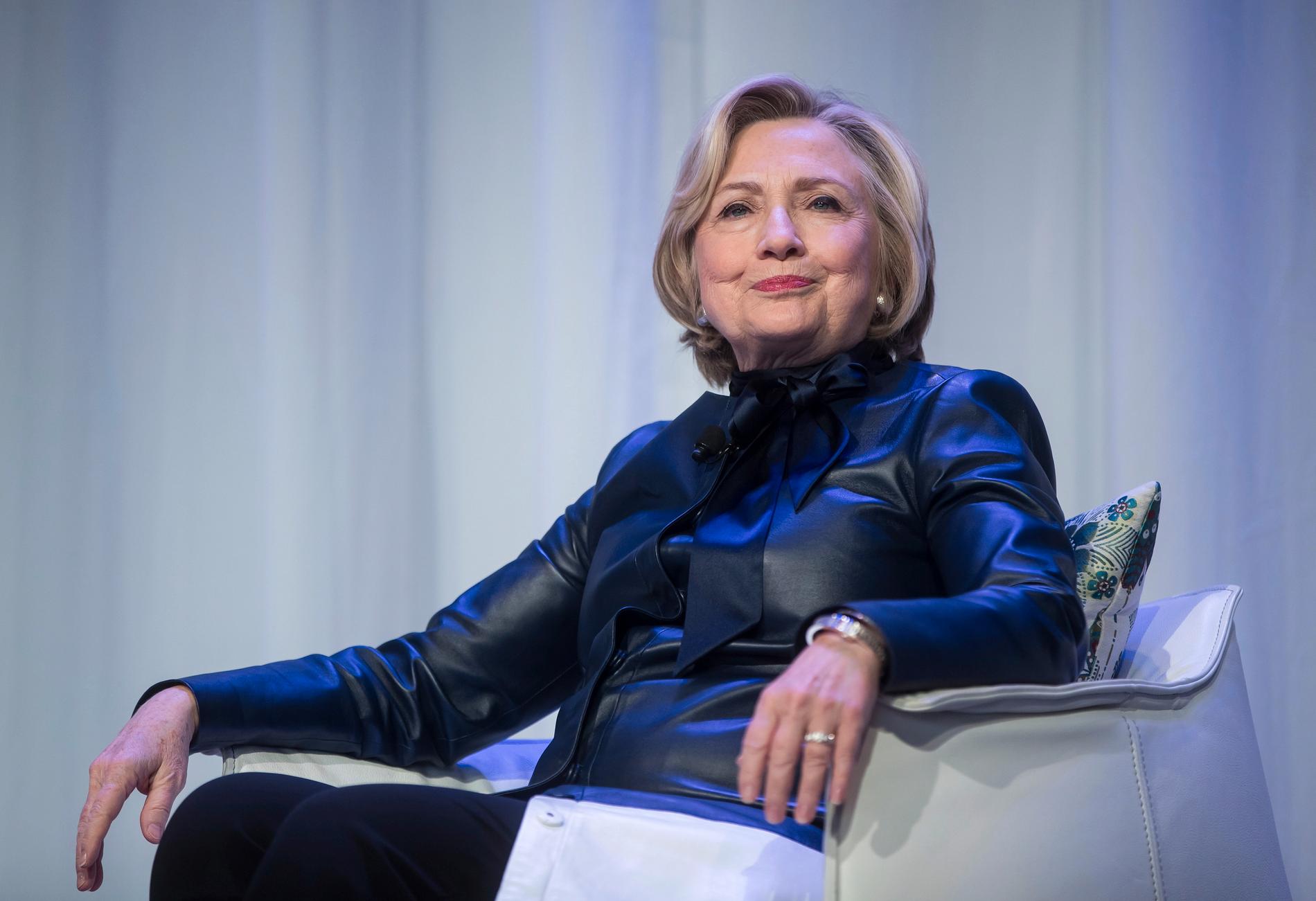 I SØKELYSET: Hillary Clinton, ektemannen Bill og datteren Chelsey sitter i styret til Clinton Foundation. 