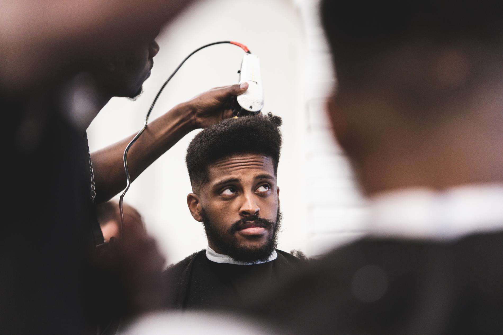 Stefanos Yowhannes er nøye med å velje frisørar. – Ofte er det folk med afrohår sjølv som kan klippe afrohår. 