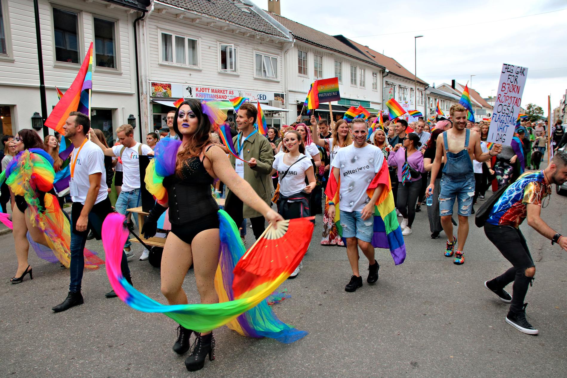 Det var tett mellom regnbueflaggene under Pride-paraden i Kristiansand under Skeive Sørlandsdager forrige uke.