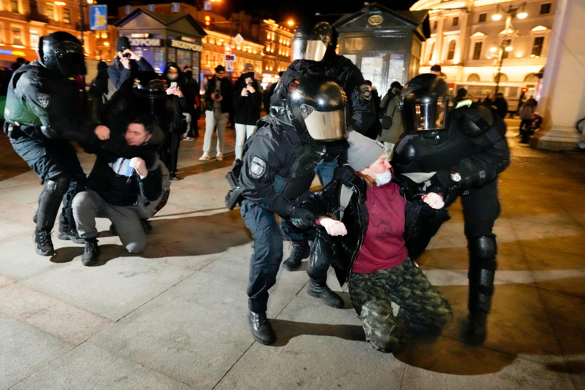 Russisk politi arresterer antikrigsdemonstranter i St. Petersburg tirsdag. 