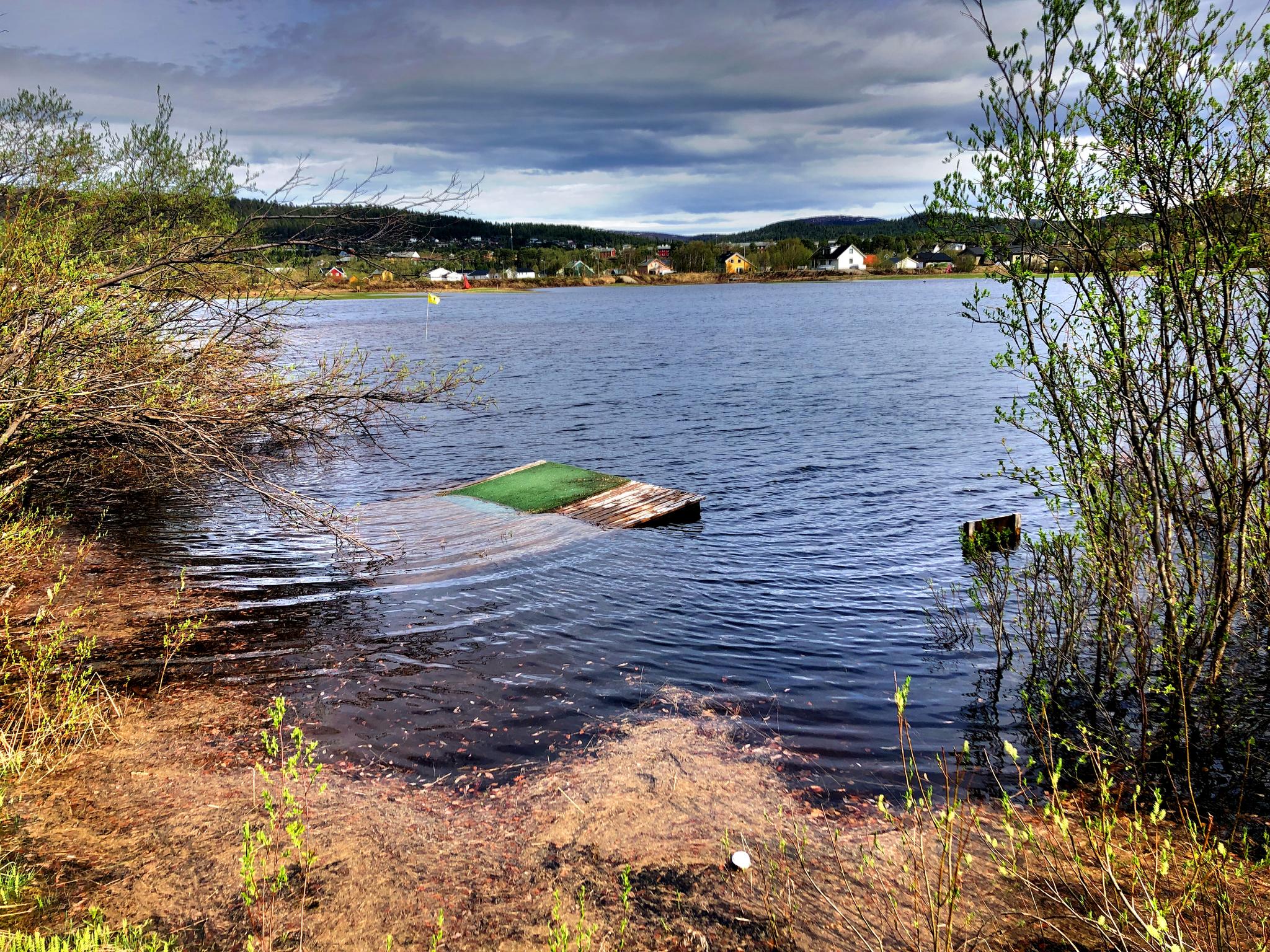 Golfbanen i Karasjok er totalt under vann.