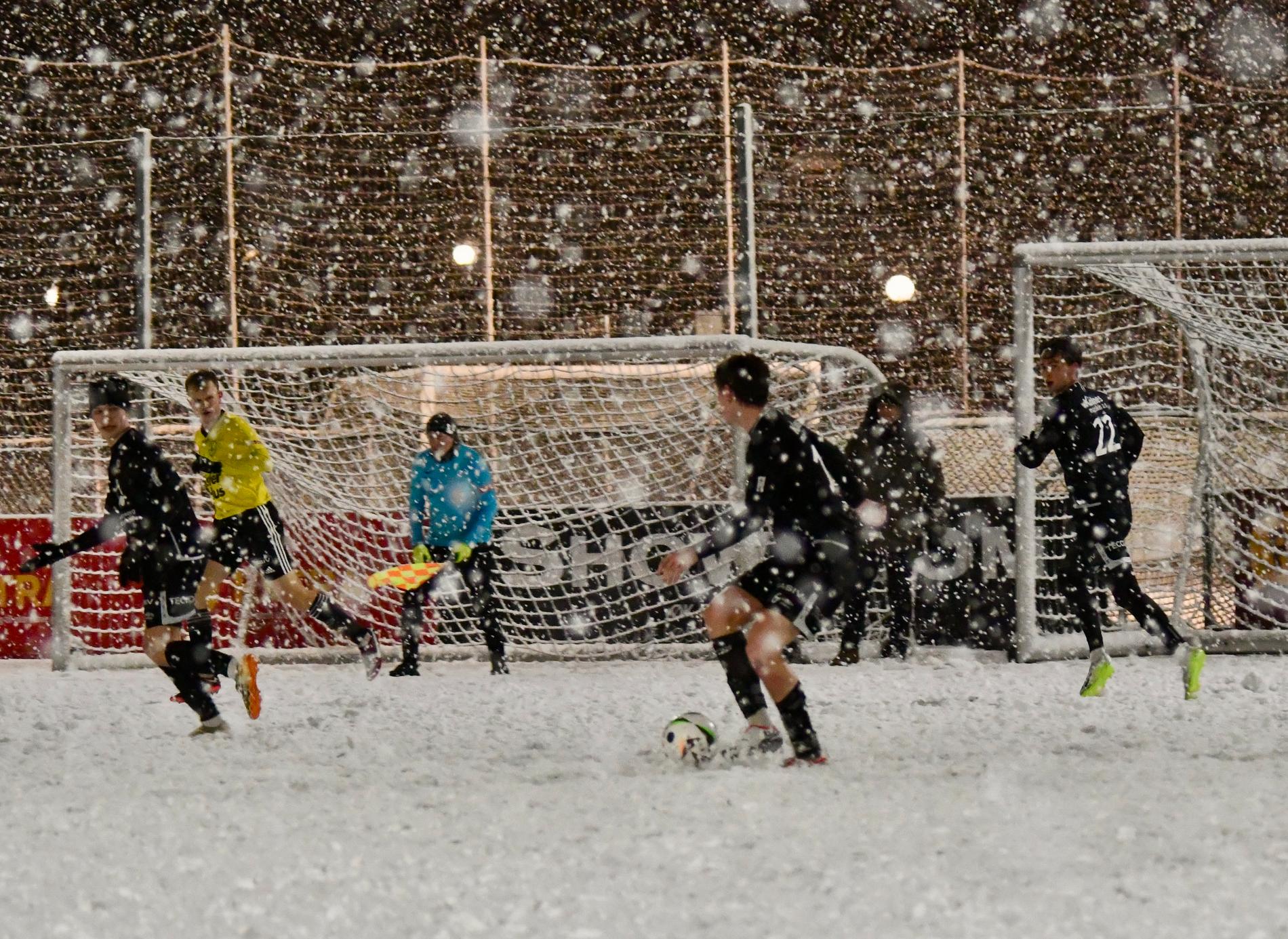 Randaberg vant 2–1 mot Sola i sesongens første treningskamp, i et forferdelig snøvær. 